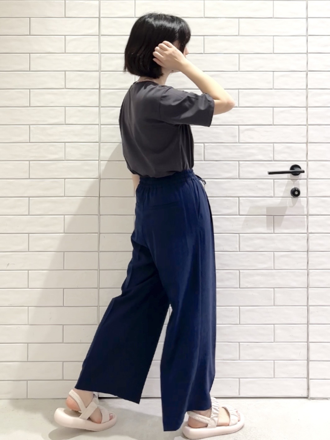 しおりさんの「OPAQUE.CLIP｜ロゴプリントアソートTシャツ【洗濯機OK】」を使ったコーディネート