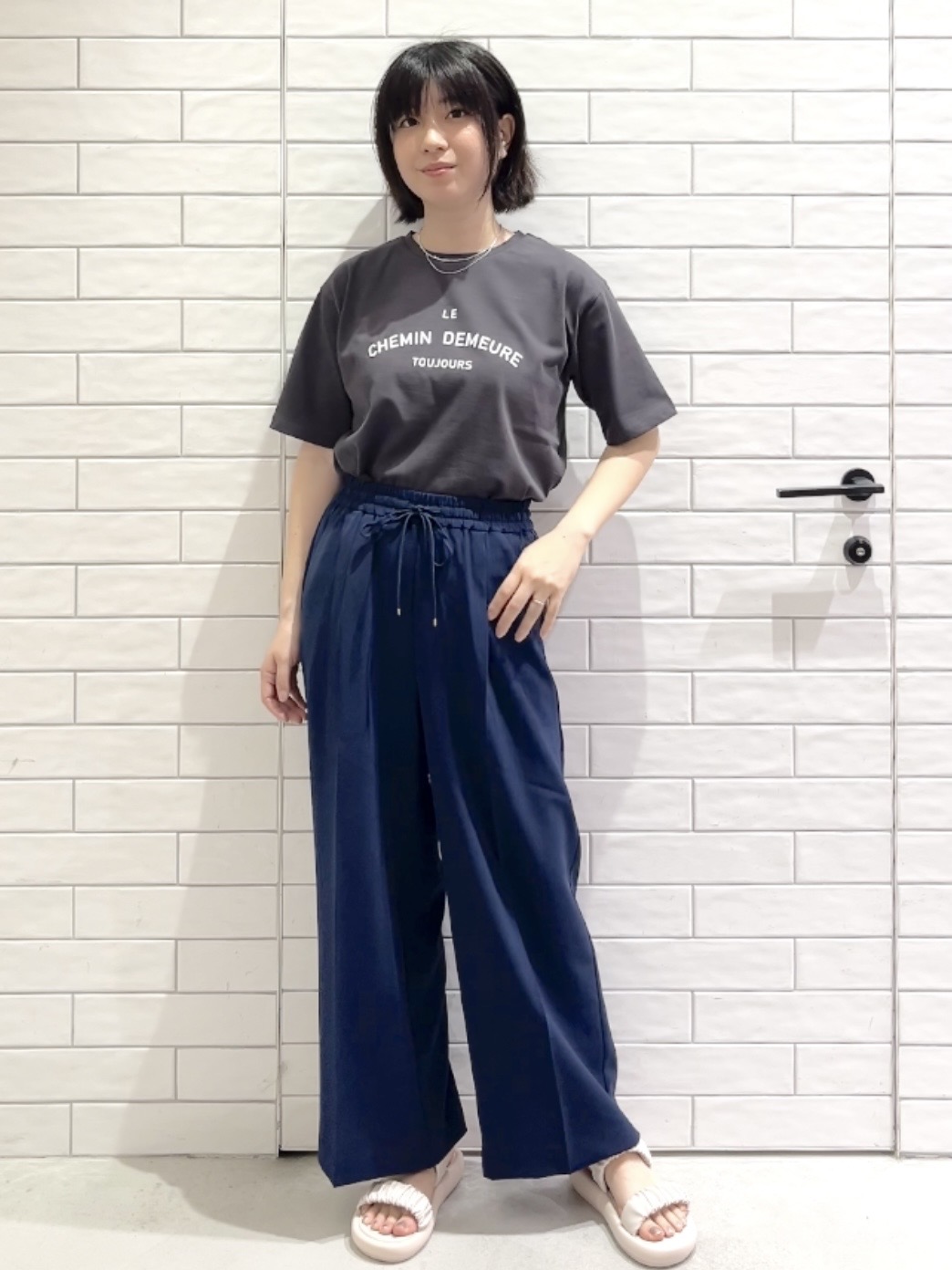しおりさんの「OPAQUE.CLIP｜ロゴプリントアソートTシャツ【洗濯機OK】」を使ったコーディネート
