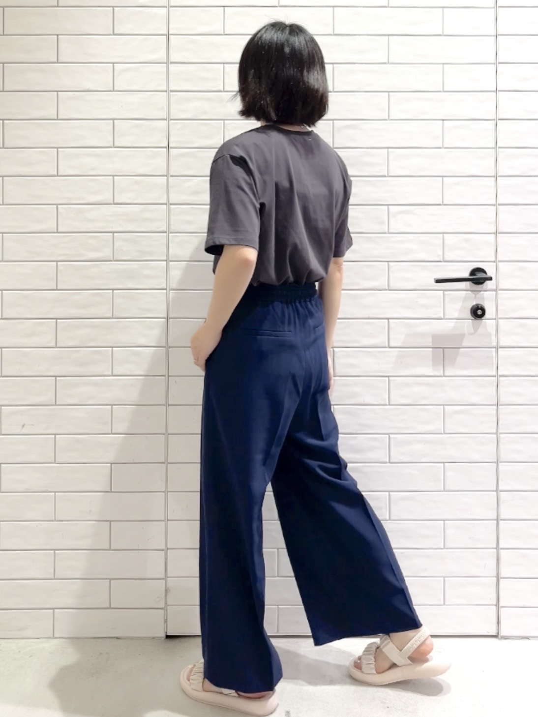 しおりさんの「OPAQUE.CLIP｜ロゴプリントアソートTシャツ【洗濯機OK】」を使ったコーディネート