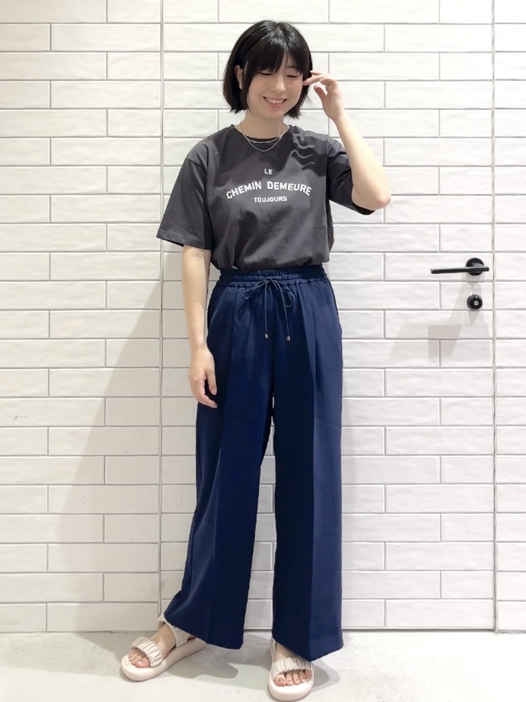 しおりさんの「OPAQUE.CLIP｜ロゴプリントアソートTシャツ【洗濯機OK】」を使ったコーディネート