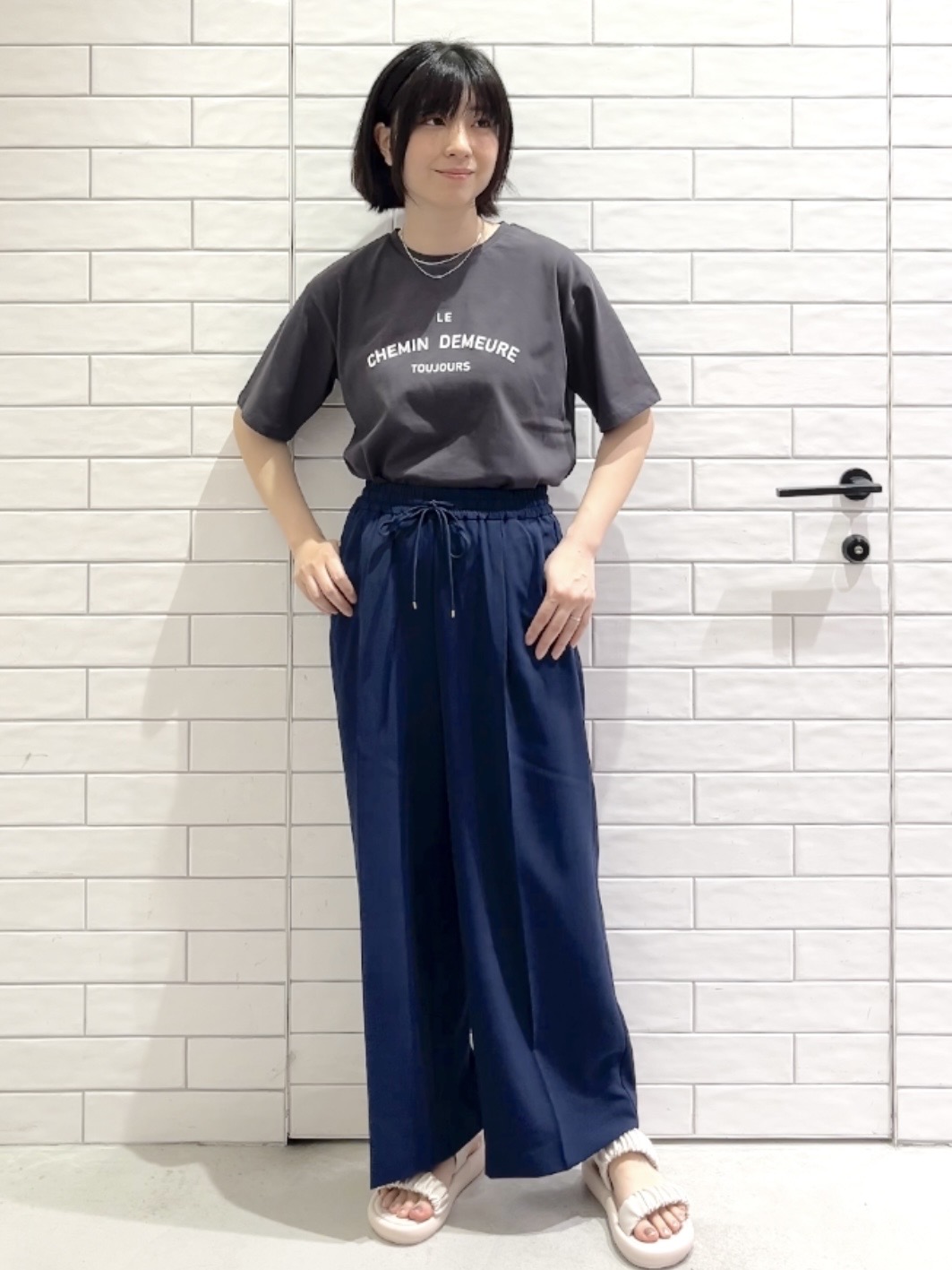 しおりさんの「OPAQUE.CLIP｜ロゴプリントアソートTシャツ【洗濯機OK】」を使ったコーディネート