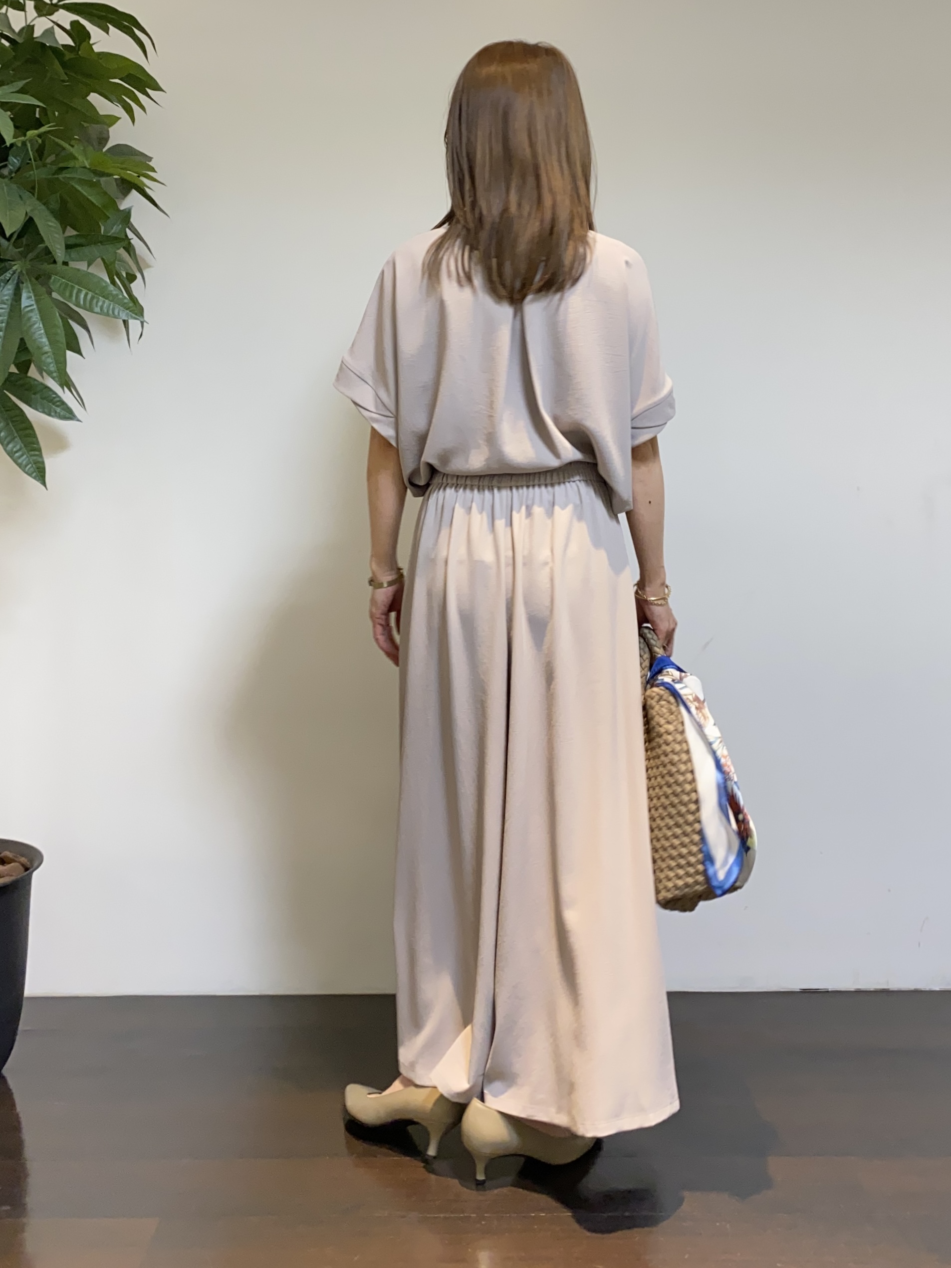 tomoさんの「UNTITLED｜【前後2WAY/はっ水/セットアップ可】リラクシーフレンチスリーブブラウス」を使ったコーディネート