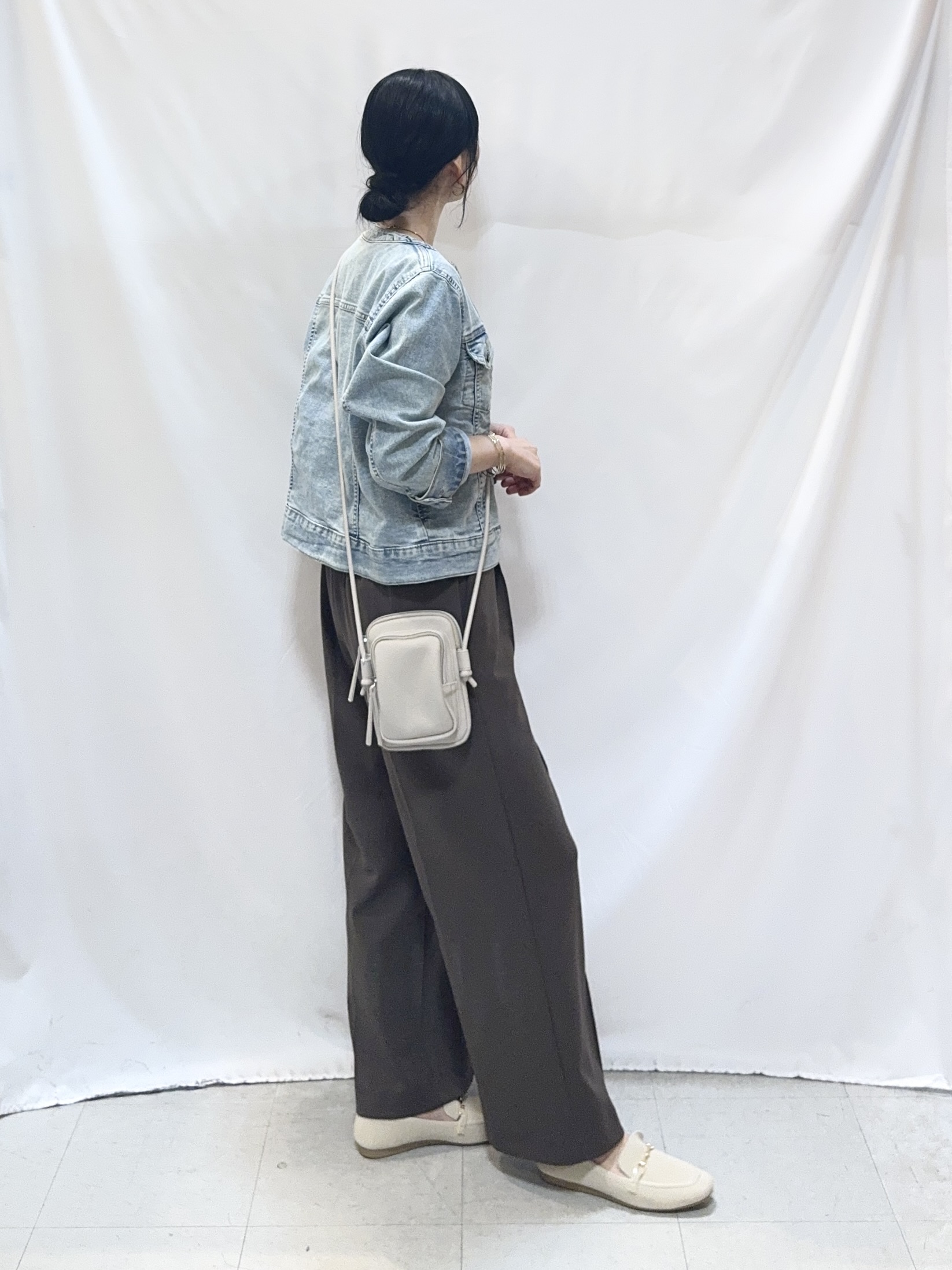 𝐇𝐢𝐫𝐨𝐦𝐢さんの「SHOO･LA･RUE｜【SHOO・LA・RUE DENIM/S-LL/高レビュー】大人のための ノーカラーデニムジャケット」を使ったコーディネート
