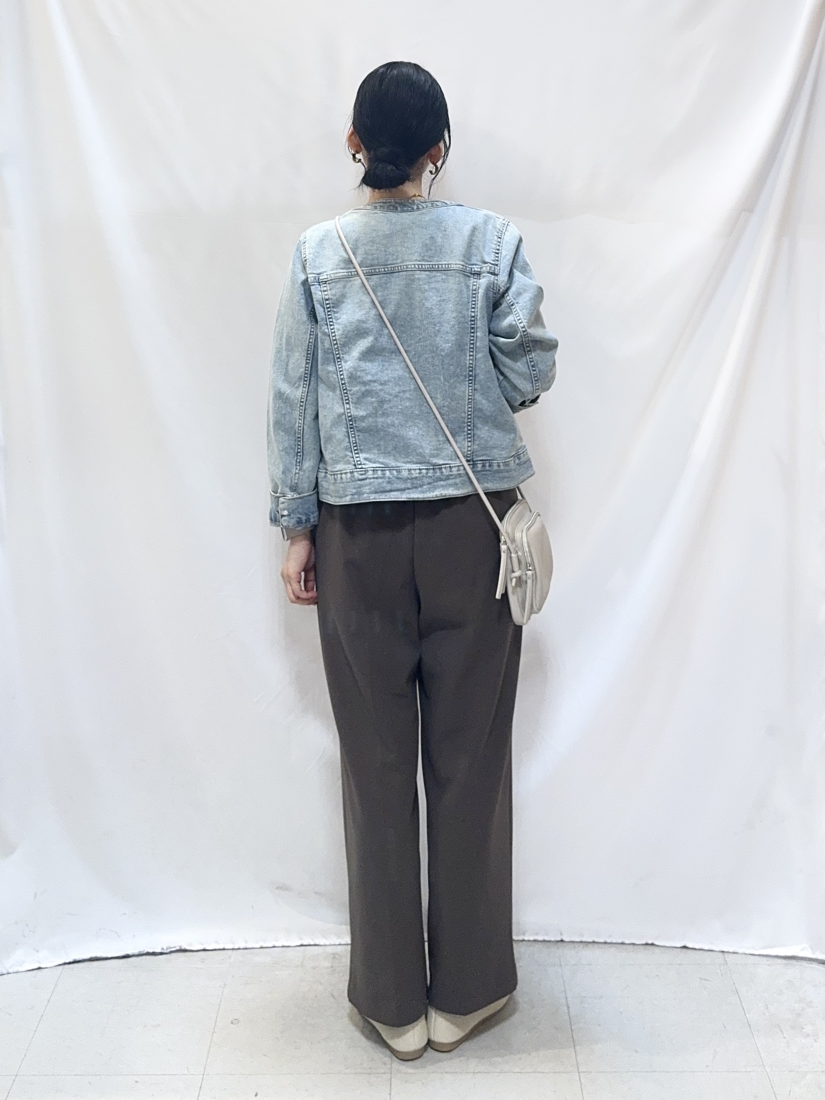 𝐇𝐢𝐫𝐨𝐦𝐢さんの「SHOO･LA･RUE｜【SHOO・LA・RUE DENIM/S-LL/高レビュー】大人のための ノーカラーデニムジャケット」を使ったコーディネート