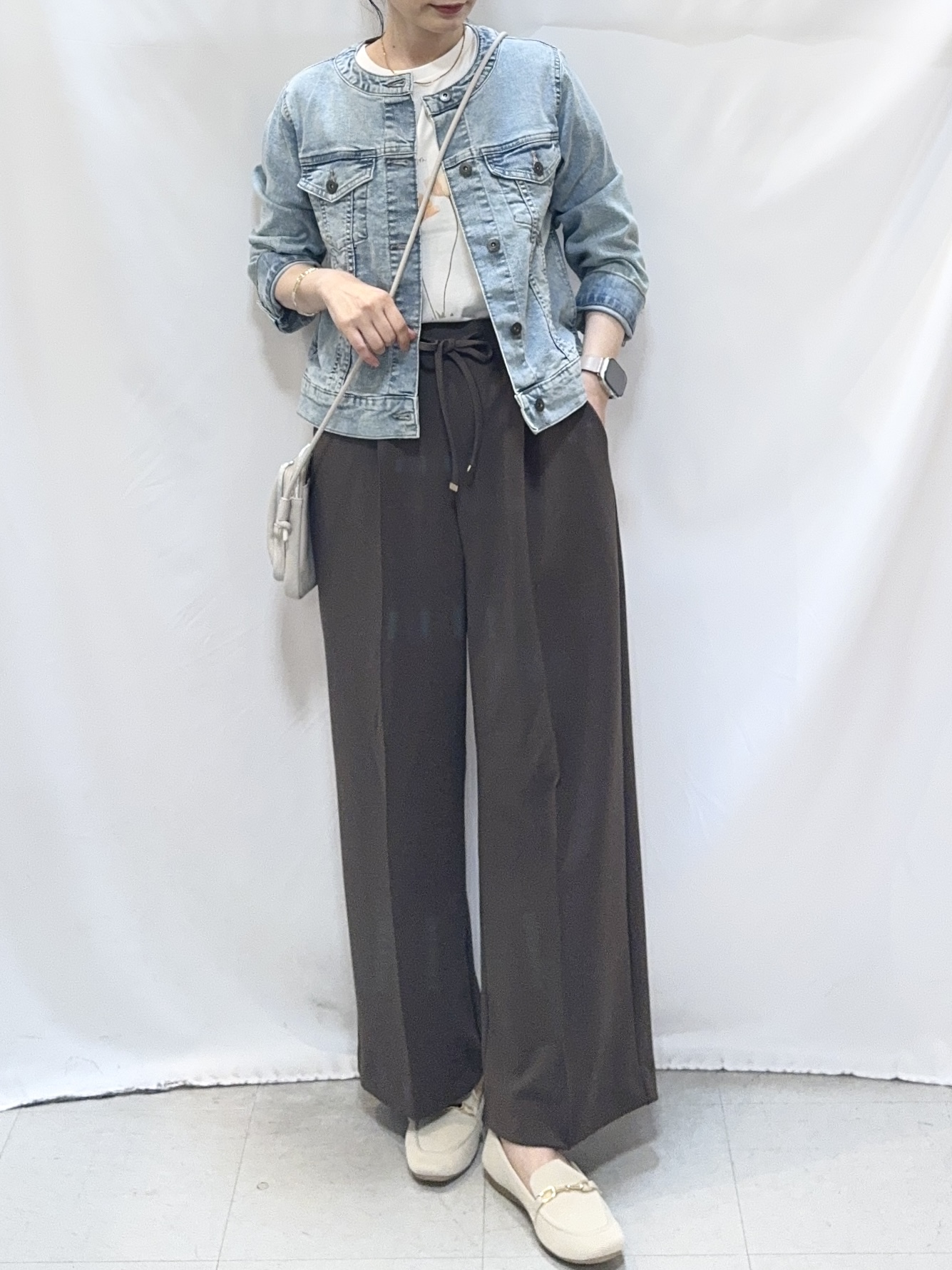 𝐇𝐢𝐫𝐨𝐦𝐢さんの「SHOO･LA･RUE｜【SHOO・LA・RUE DENIM/S-LL/高レビュー】大人のための ノーカラーデニムジャケット」を使ったコーディネート