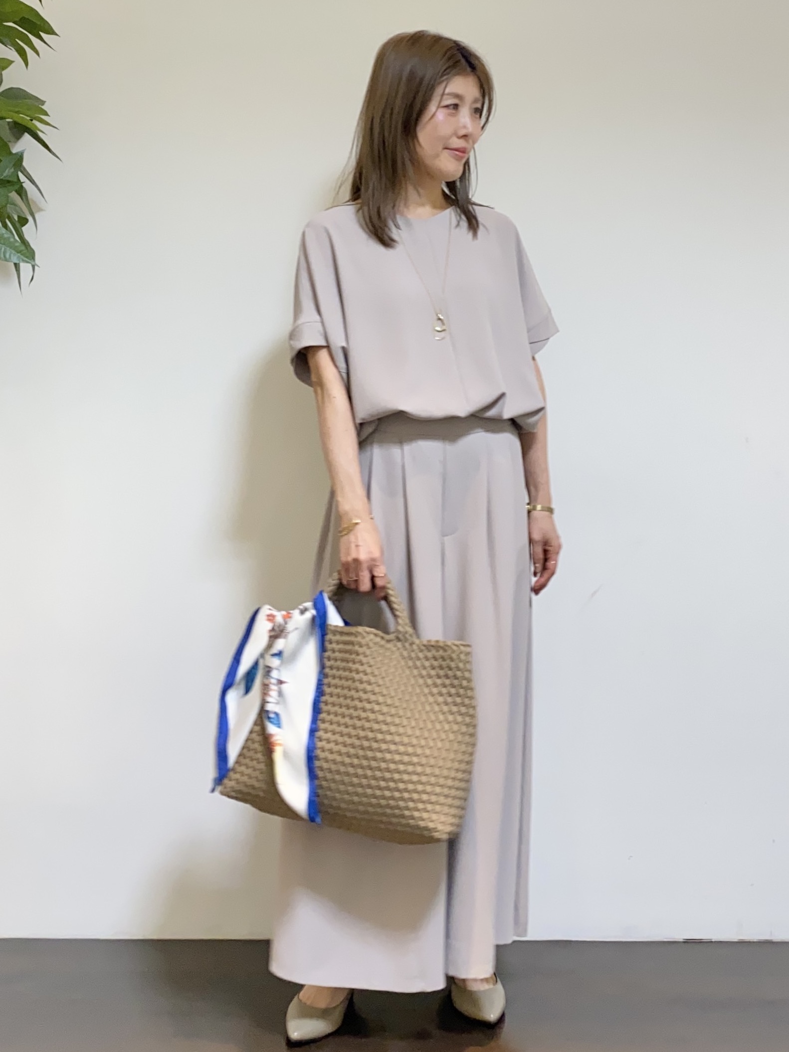 tomoさんの「UNTITLED｜【前後2WAY/はっ水/セットアップ可】リラクシーフレンチスリーブブラウス」を使ったコーディネート