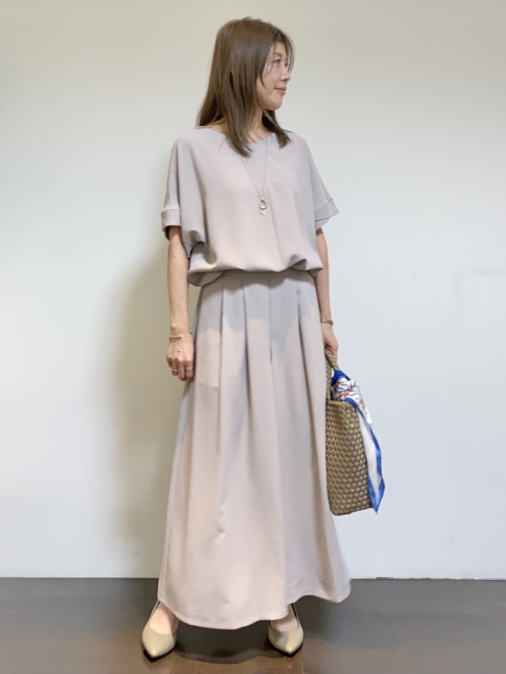 tomoさんの「UNTITLED｜【前後2WAY/はっ水/セットアップ可】リラクシーフレンチスリーブブラウス」を使ったコーディネート