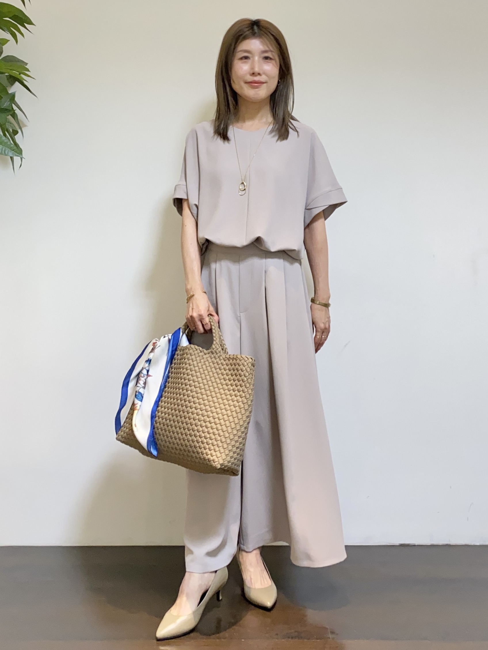 tomoさんの「UNTITLED｜【前後2WAY/はっ水/セットアップ可】リラクシーフレンチスリーブブラウス」を使ったコーディネート