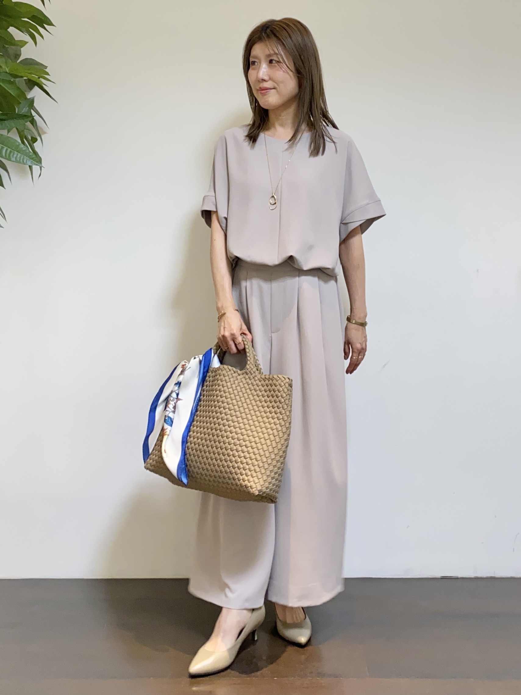 tomoさんの「UNTITLED｜【前後2WAY/はっ水/セットアップ可】リラクシーフレンチスリーブブラウス」を使ったコーディネート