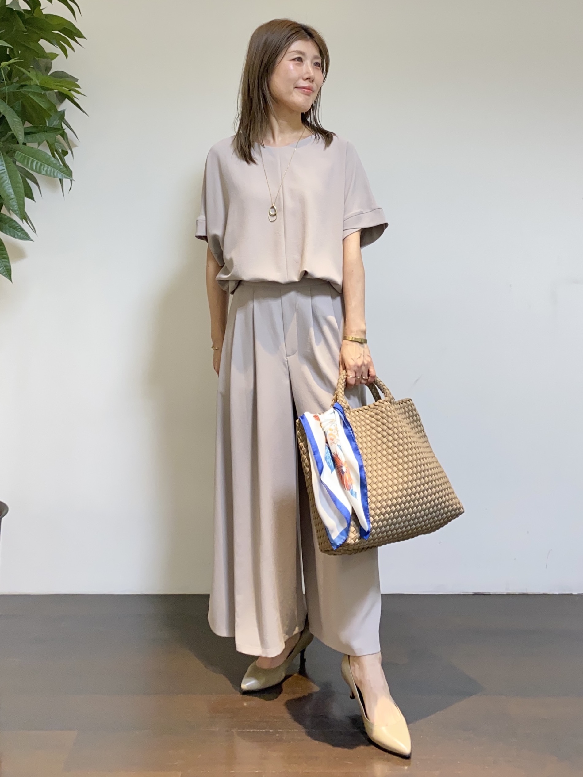 tomoさんの「UNTITLED｜【前後2WAY/はっ水/セットアップ可】リラクシーフレンチスリーブブラウス」を使ったコーディネート