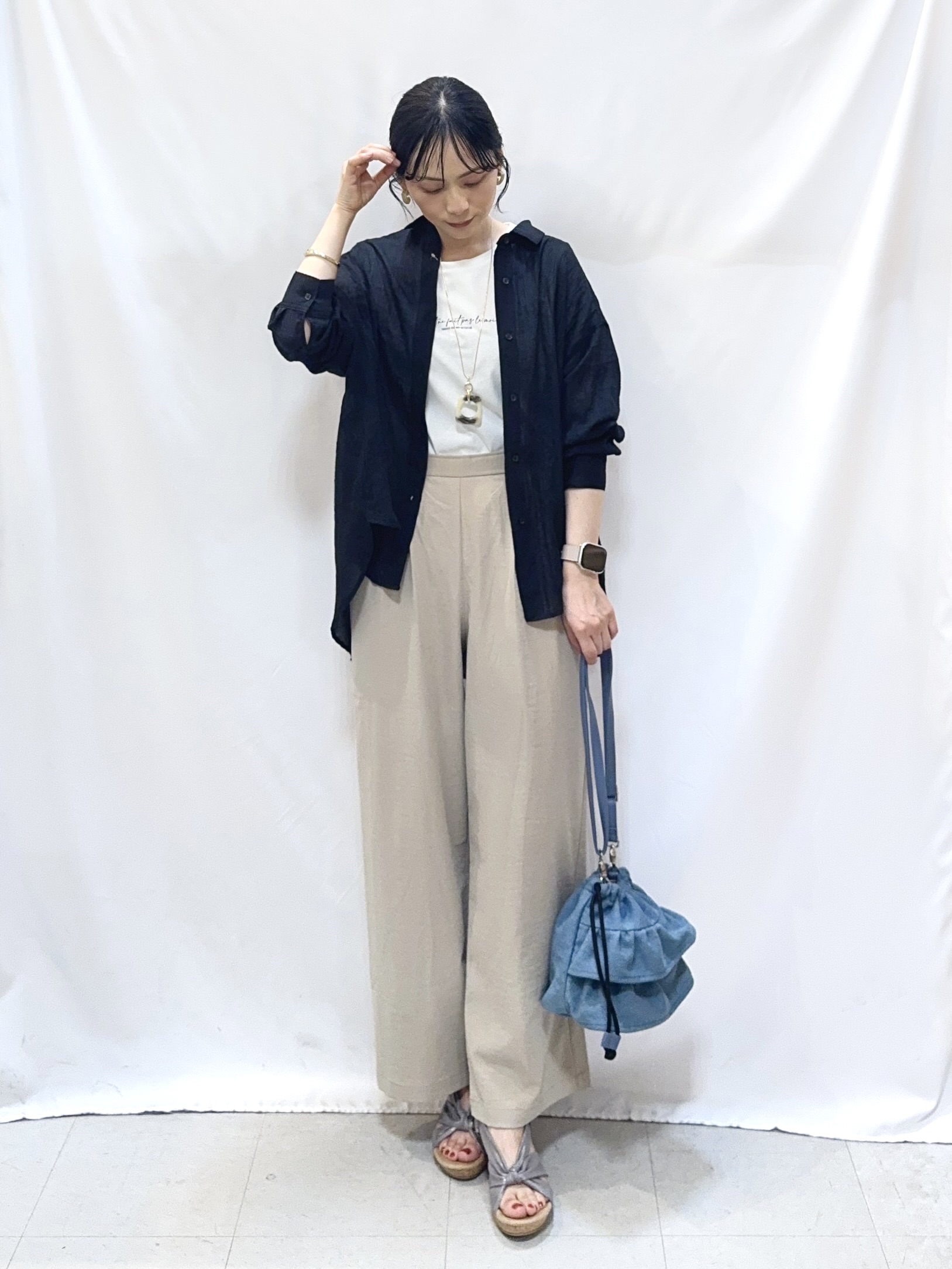 𝐇𝐢𝐫𝐨𝐦𝐢さんの「SHOO･LA･RUE｜【体型カバー】ふんわり質感 やわらかこなれシアーシャツ」を使ったコーディネート