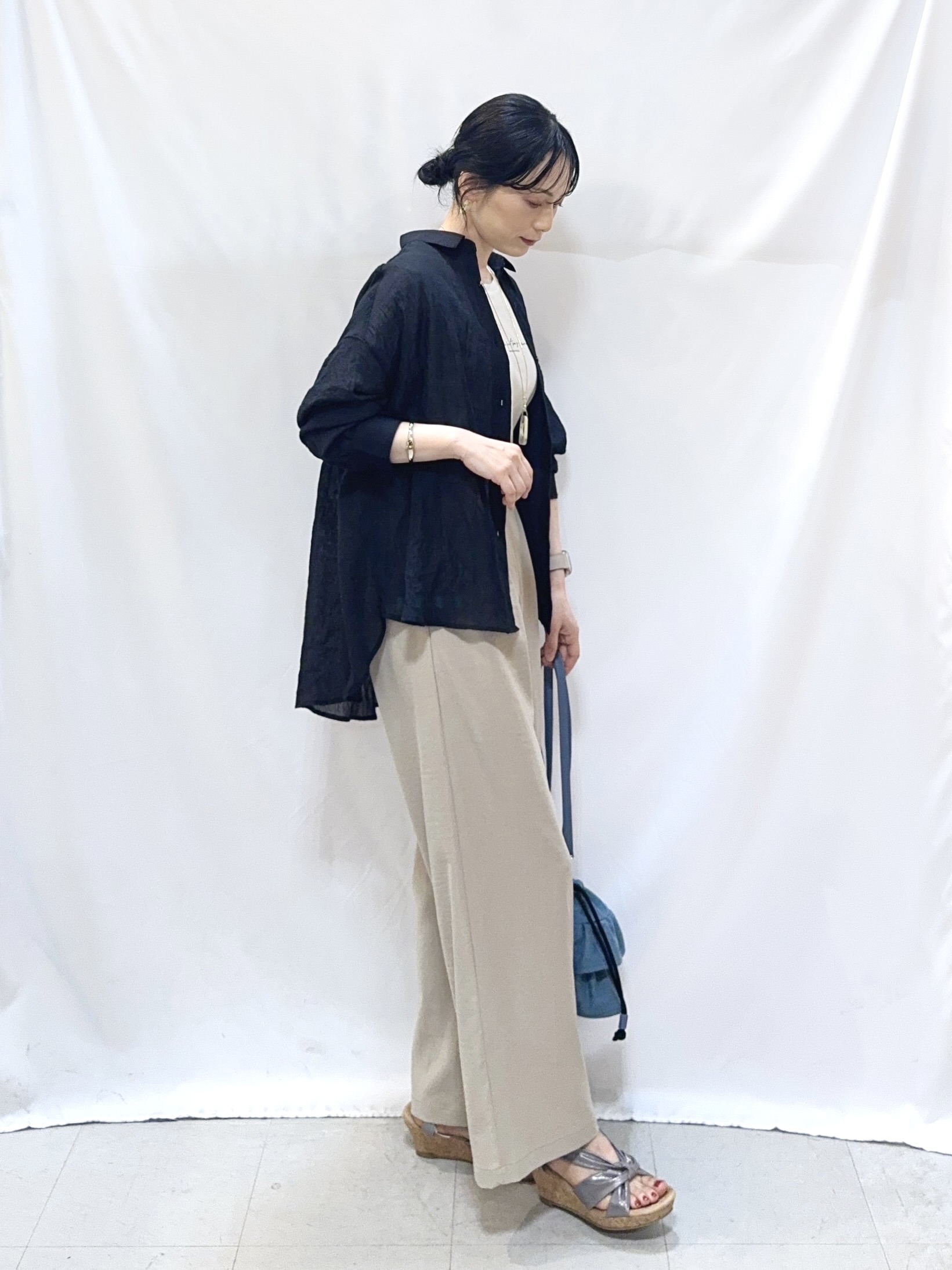 𝐇𝐢𝐫𝐨𝐦𝐢さんの「SHOO･LA･RUE｜【体型カバー】ふんわり質感 やわらかこなれシアーシャツ」を使ったコーディネート