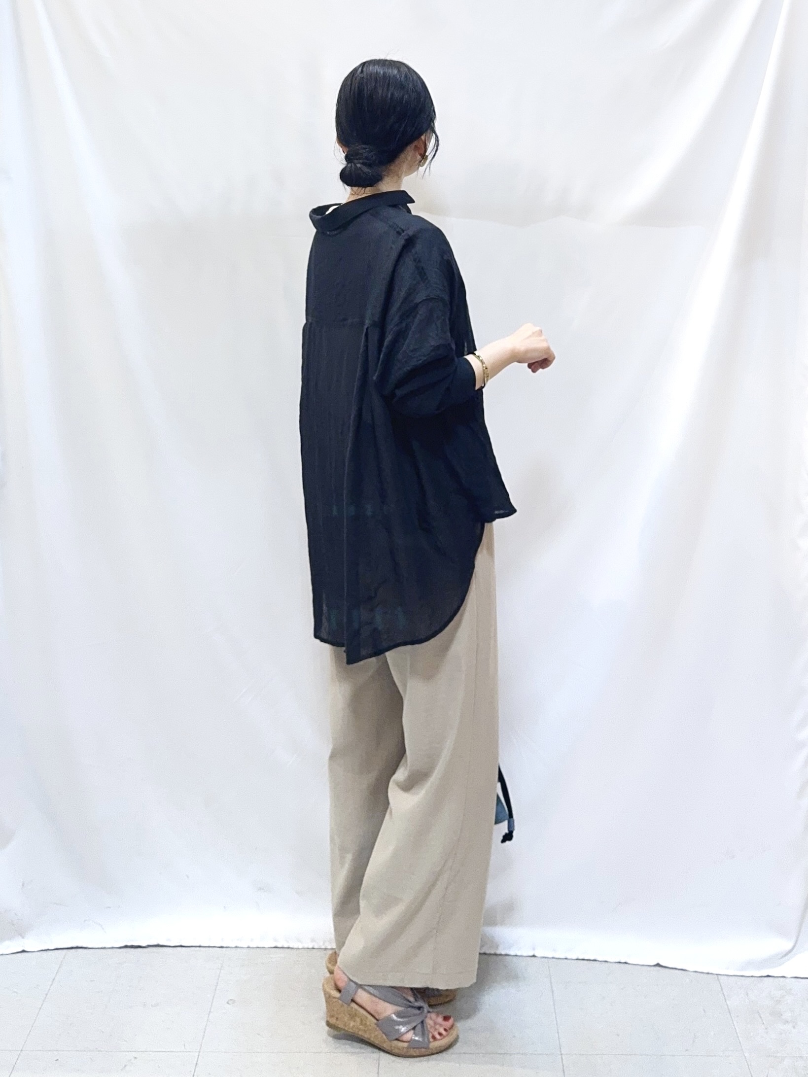 𝐇𝐢𝐫𝐨𝐦𝐢さんの「SHOO･LA･RUE｜【体型カバー】ふんわり質感 やわらかこなれシアーシャツ」を使ったコーディネート