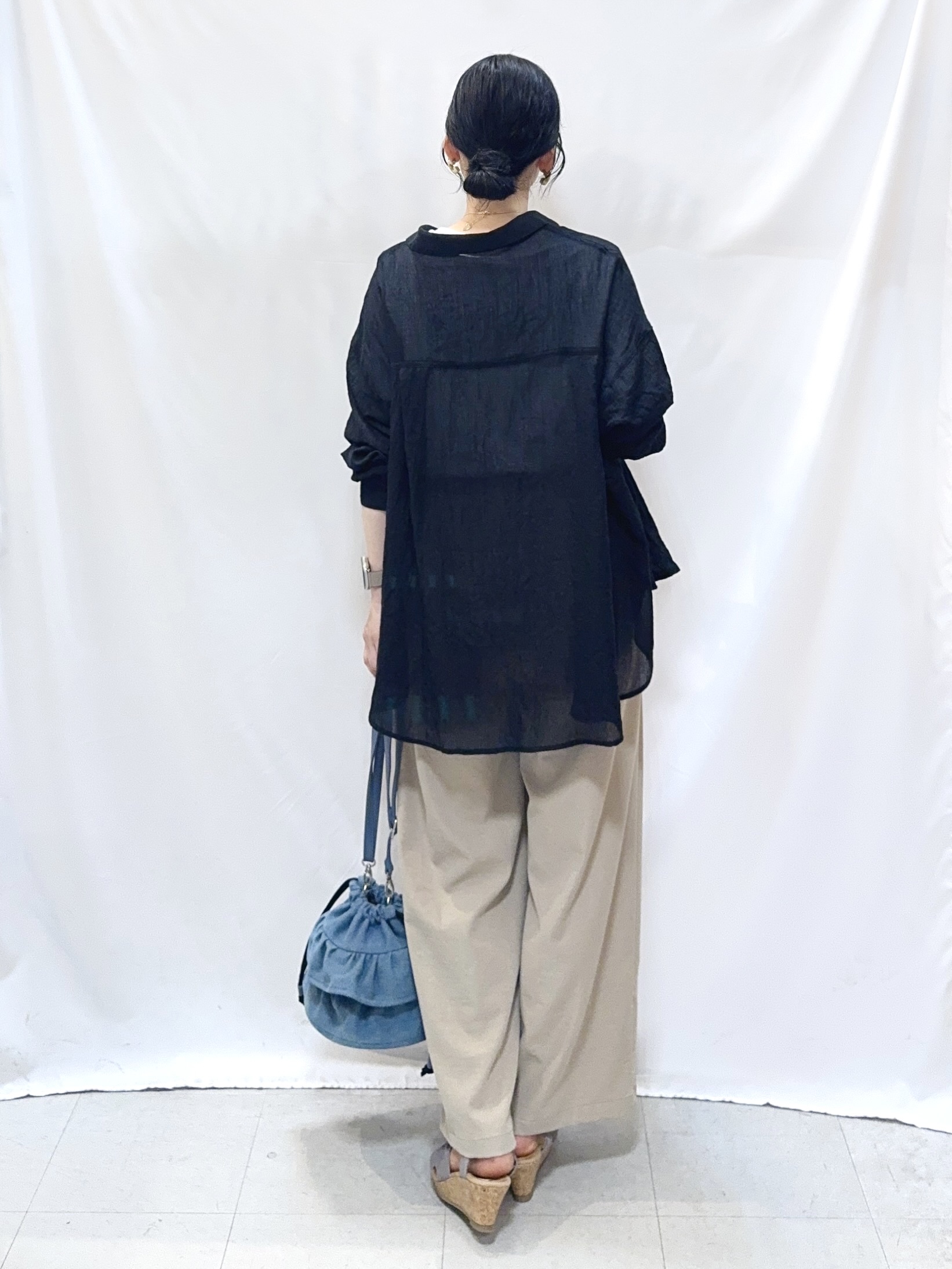 𝐇𝐢𝐫𝐨𝐦𝐢さんの「SHOO･LA･RUE｜【体型カバー】ふんわり質感 やわらかこなれシアーシャツ」を使ったコーディネート