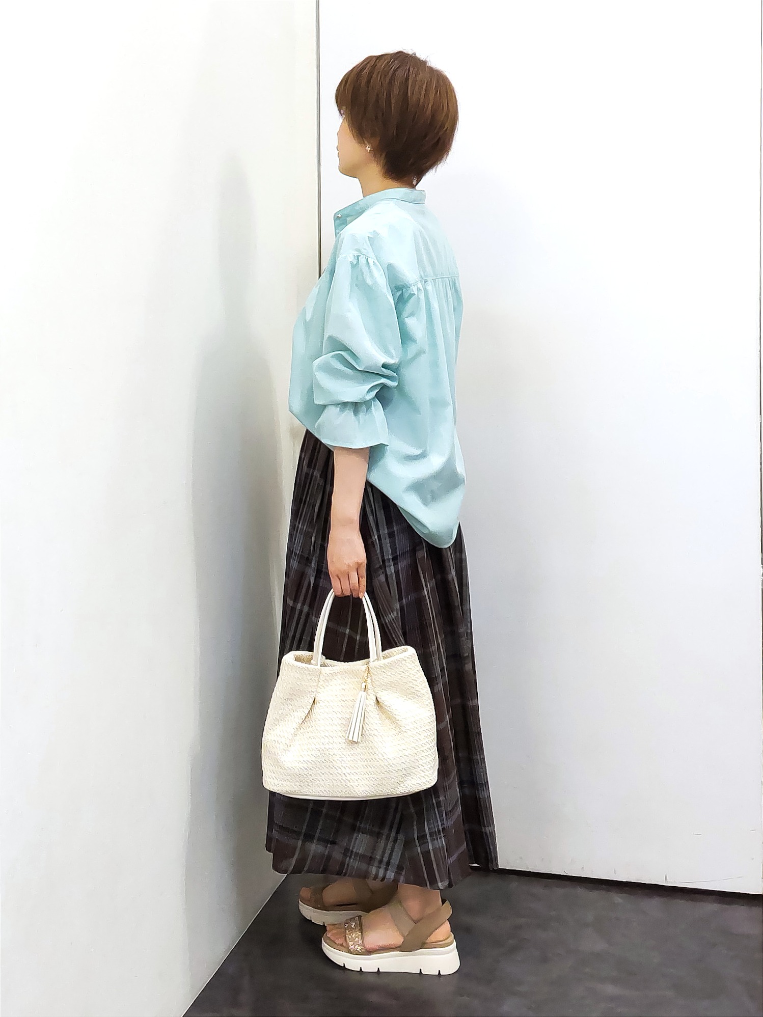 やまちゃんさんの「grove｜【貴島明日香さん着用／イージーケア／接触冷感】麻混スタンドギャザーシャツ」を使ったコーディネート