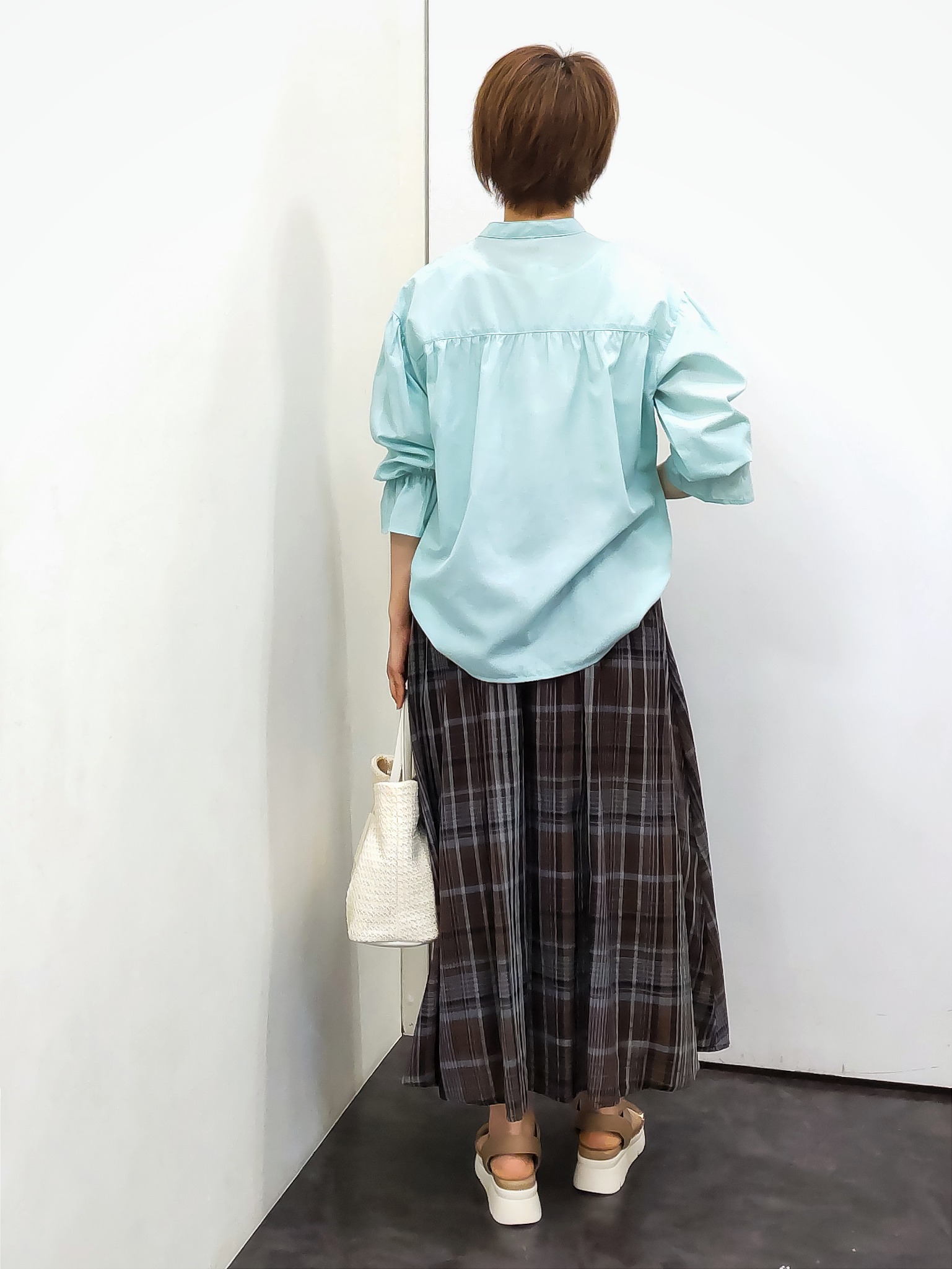 やまちゃんさんの「grove｜【貴島明日香さん着用／イージーケア／接触冷感】麻混スタンドギャザーシャツ」を使ったコーディネート
