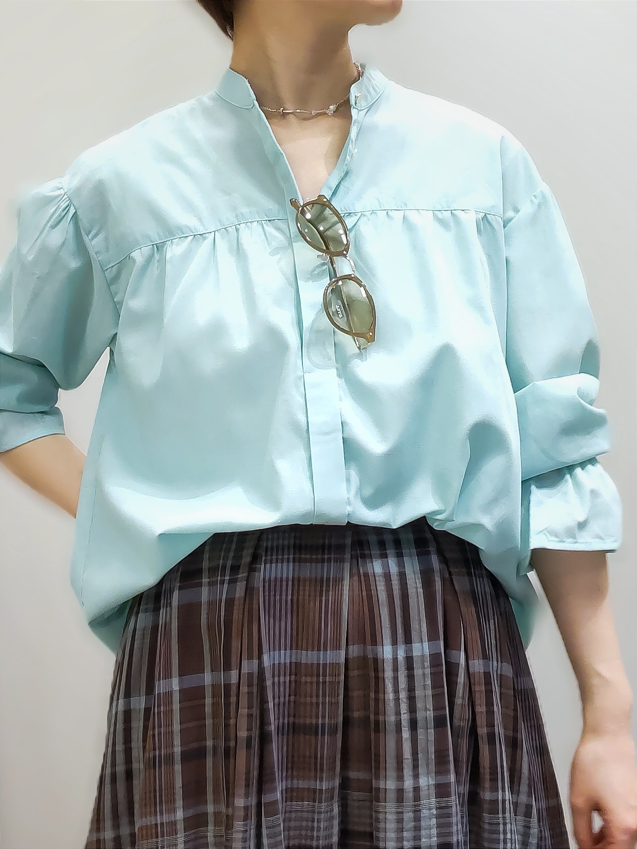 やまちゃんさんの「grove｜【貴島明日香さん着用／イージーケア／接触冷感】麻混スタンドギャザーシャツ」を使ったコーディネート