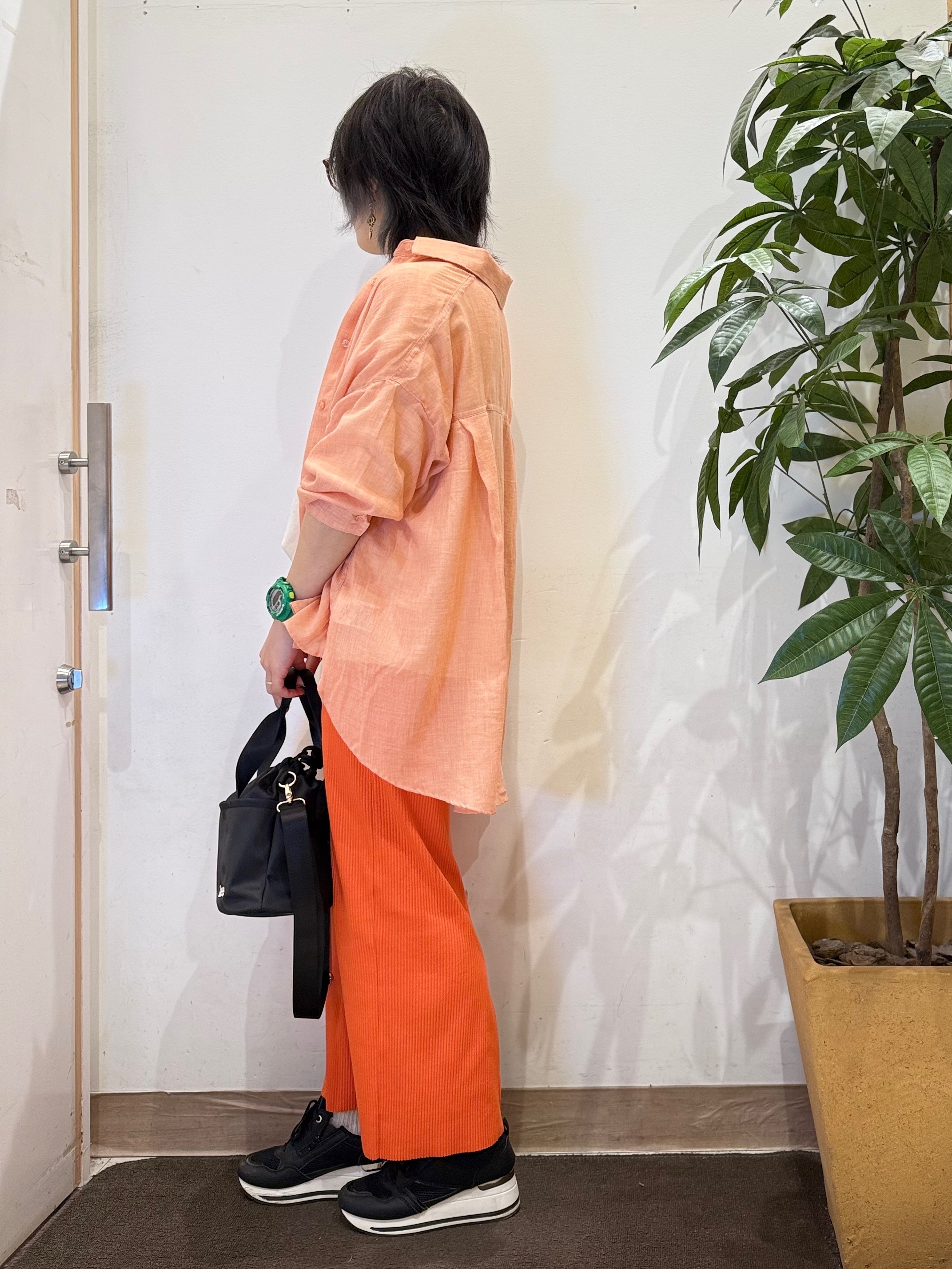 misakiさんの「SHOO･LA･RUE｜【体型カバー】ふんわり質感 やわらかこなれシアーシャツ」を使ったコーディネート