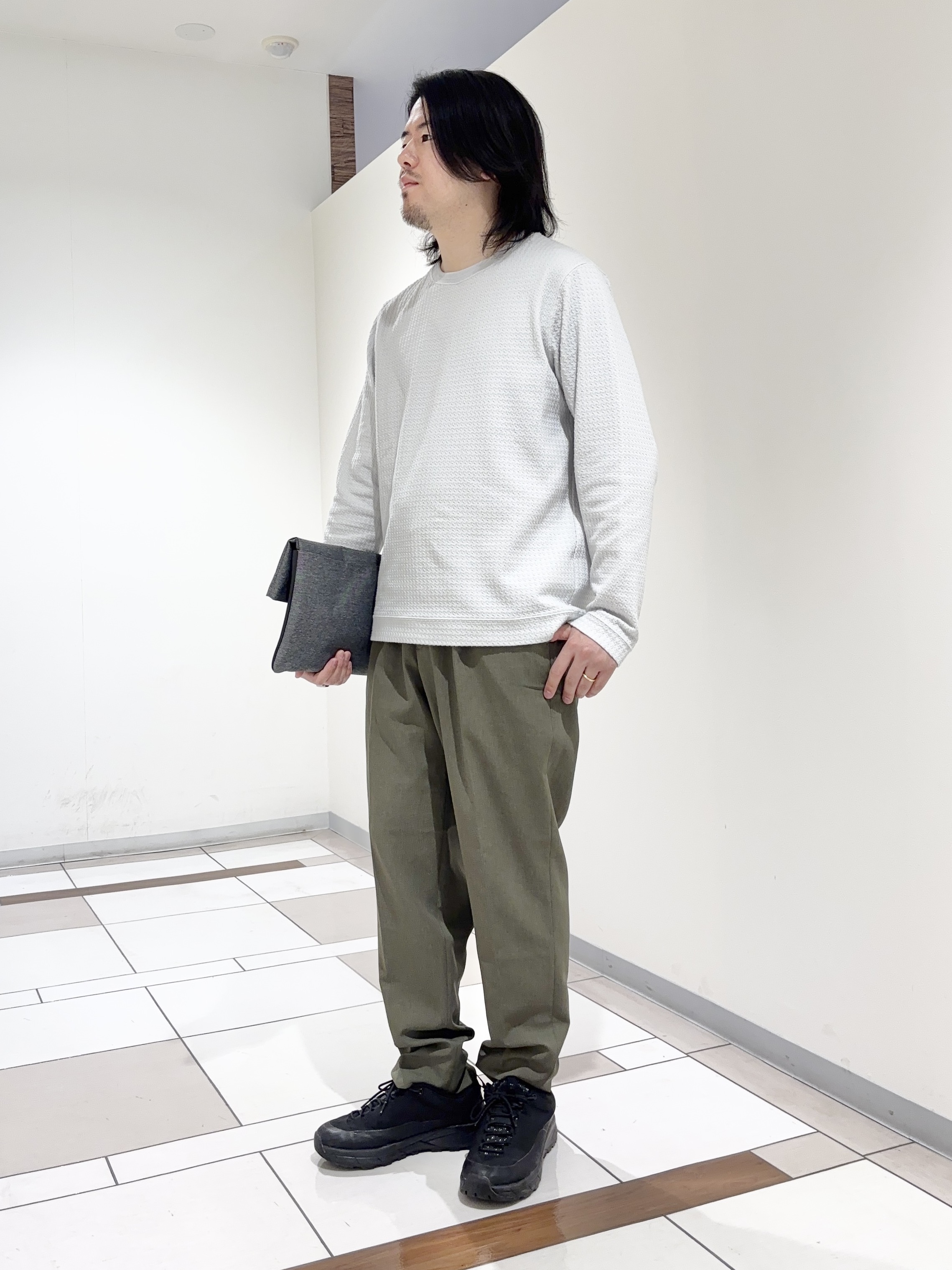 及川さんの「TAKEO KIKUCHI｜千鳥柄 ストレッチ プルオーバー」を使ったコーディネート