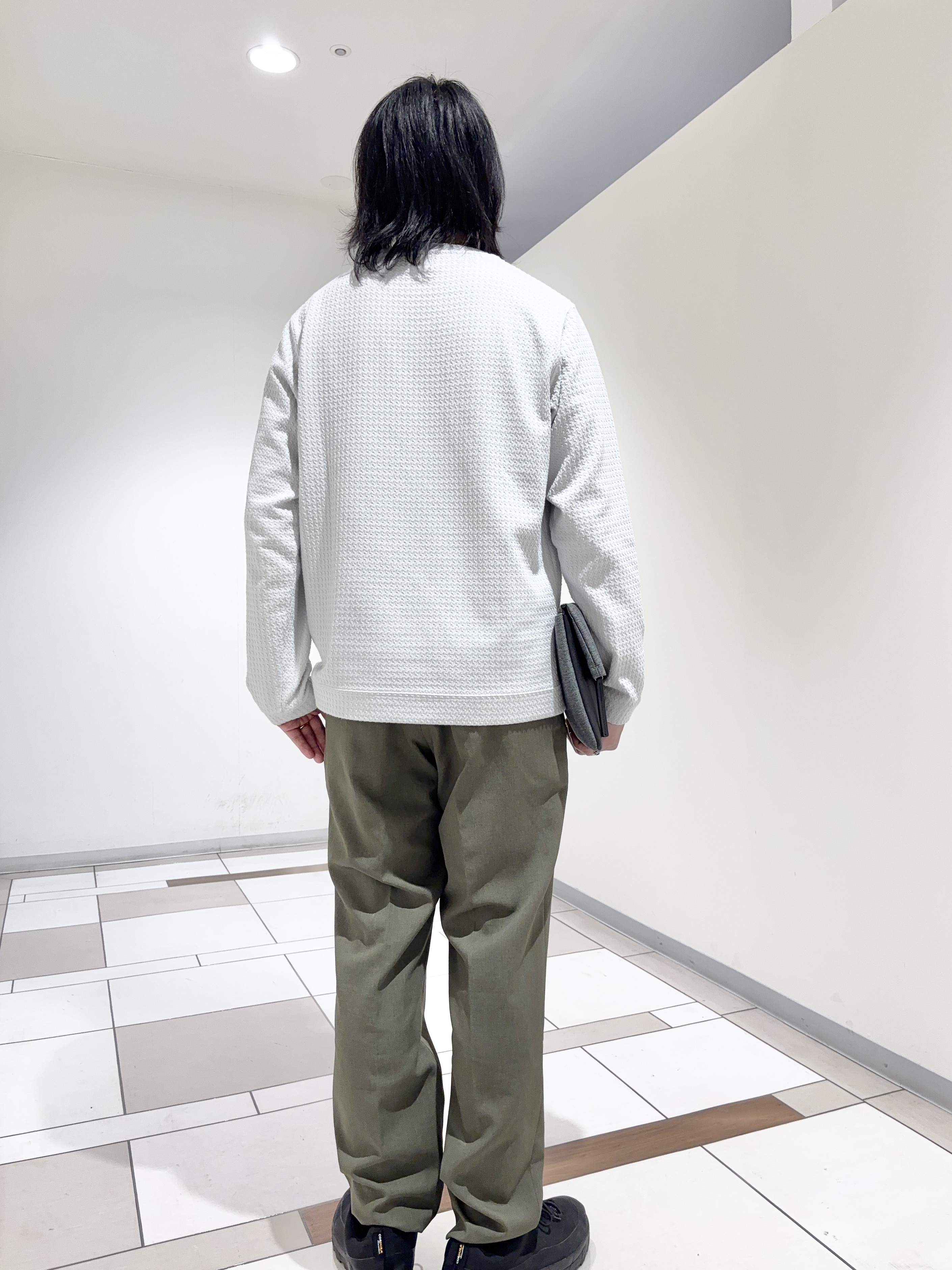 及川さんの「TAKEO KIKUCHI｜千鳥柄 ストレッチ プルオーバー」を使ったコーディネート