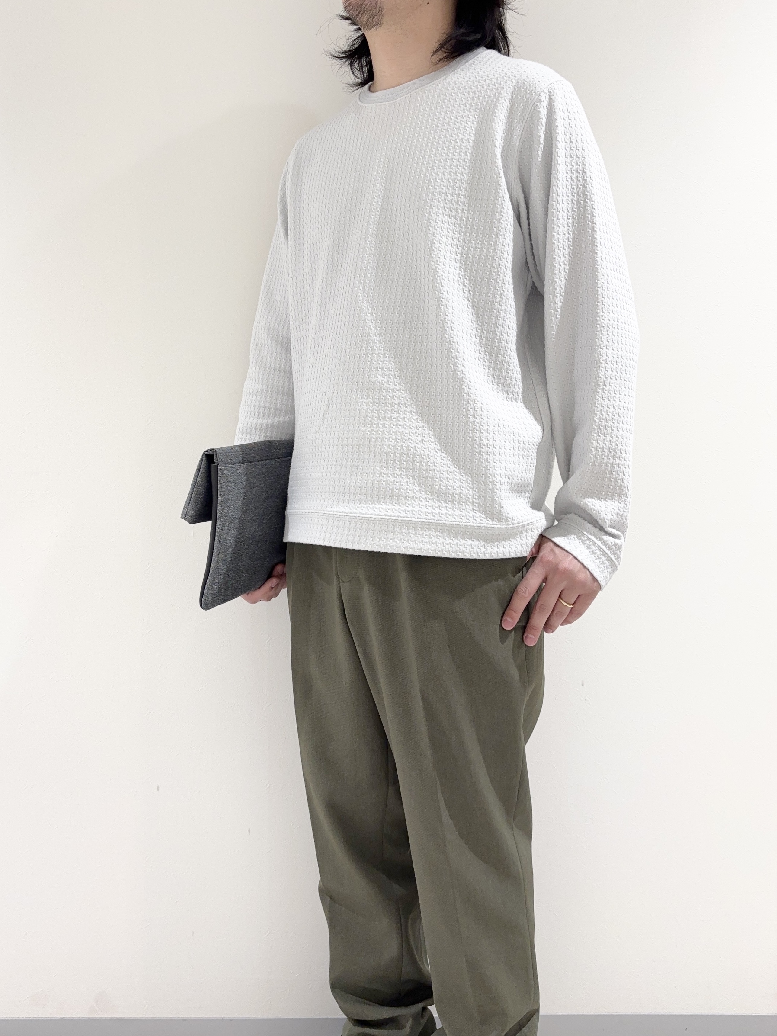 及川さんの「TAKEO KIKUCHI｜千鳥柄 ストレッチ プルオーバー」を使ったコーディネート