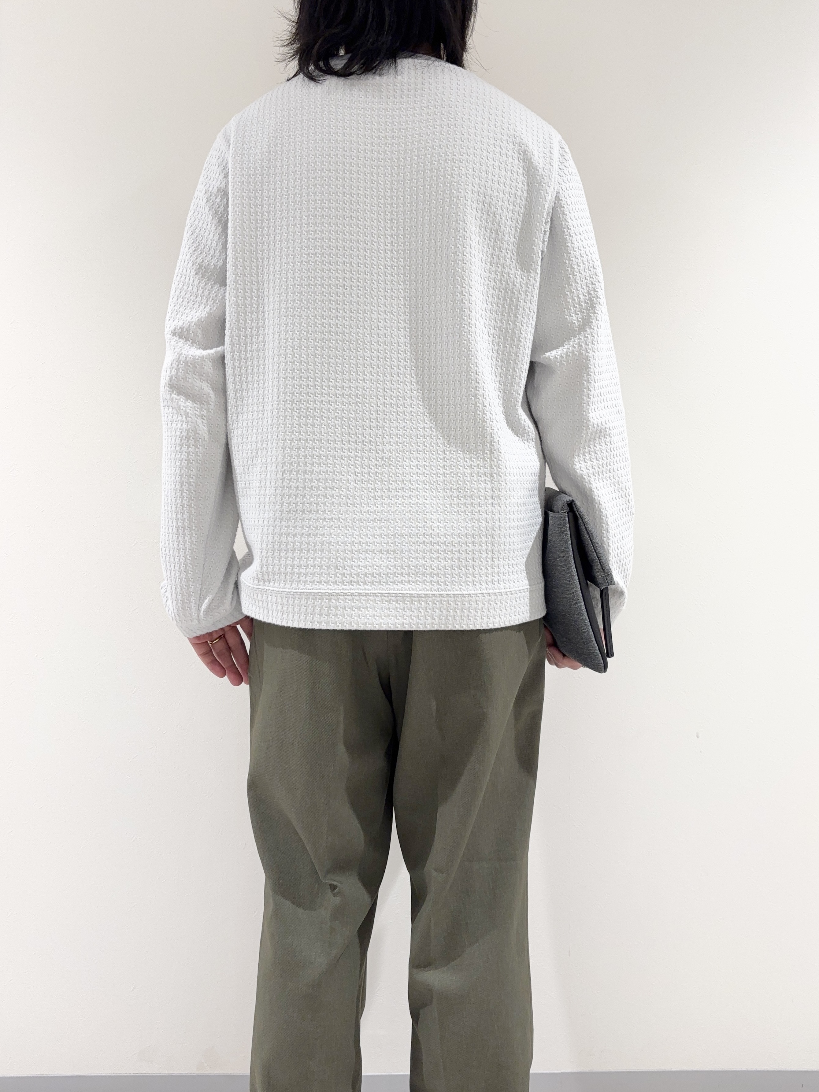 及川さんの「TAKEO KIKUCHI｜千鳥柄 ストレッチ プルオーバー」を使ったコーディネート