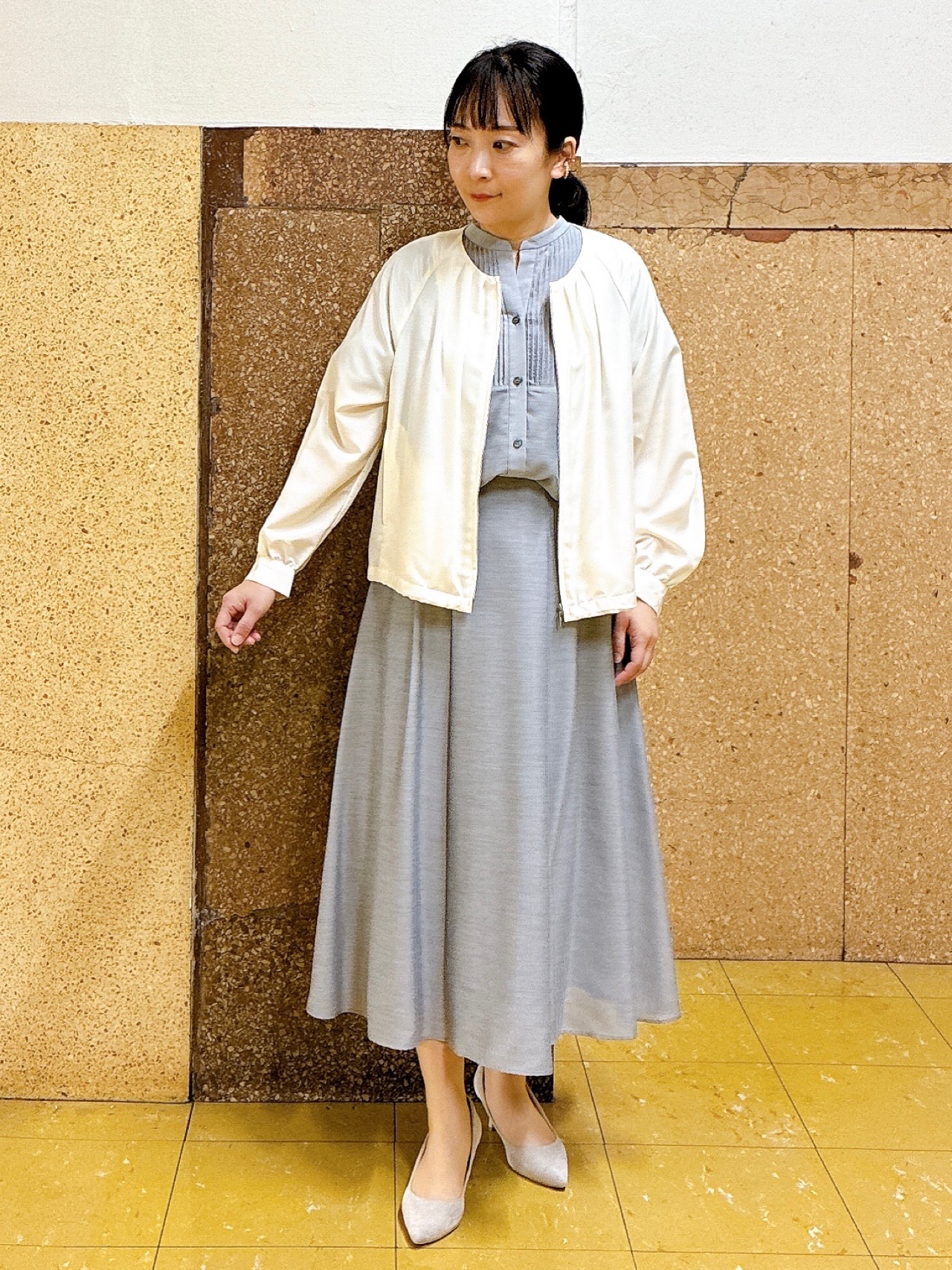 hattoriさんの「INDIVI｜【接触冷感/洗える】シアーシャンブレーピンタックブラウス」を使ったコーディネート