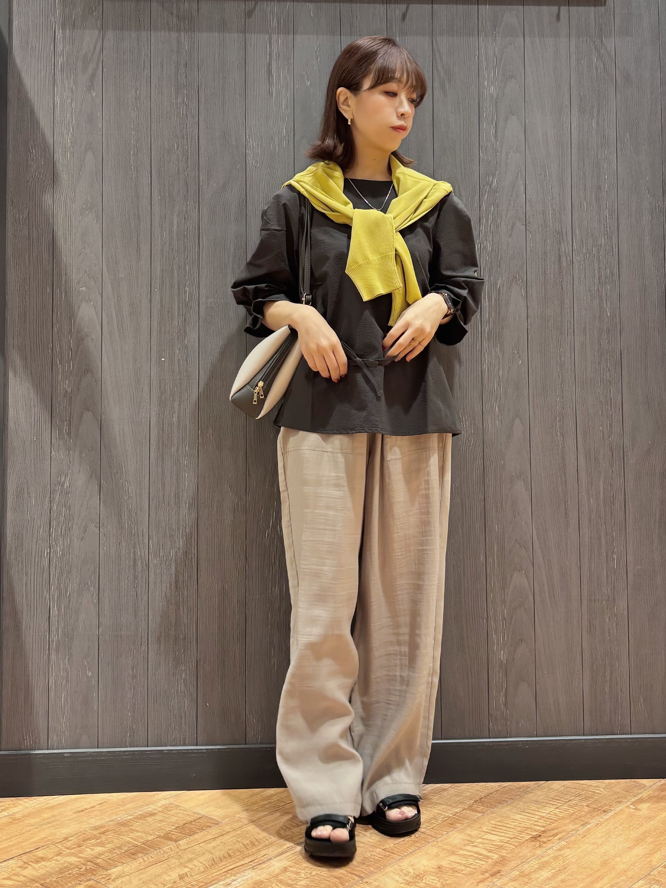 meiさんの「SHOO･LA･RUE｜【洗濯機可/ひんやり/UV】さらっとしたタッチが心地よい ショート丈 Vネックカーディガン」を使ったコーディネート