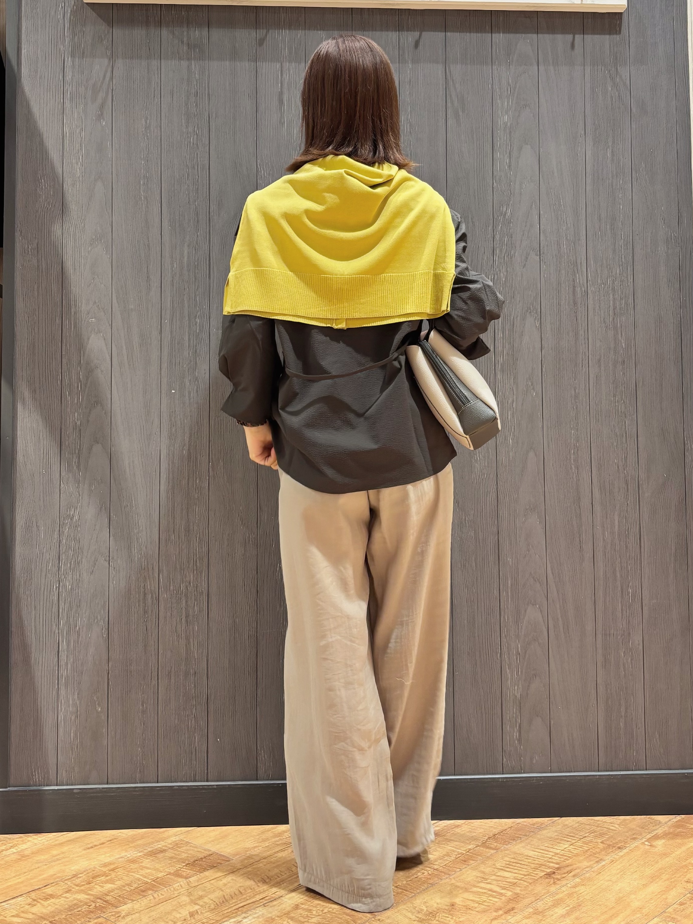 meiさんの「SHOO･LA･RUE｜【洗濯機可/ひんやり/UV】さらっとしたタッチが心地よい ショート丈 Vネックカーディガン」を使ったコーディネート
