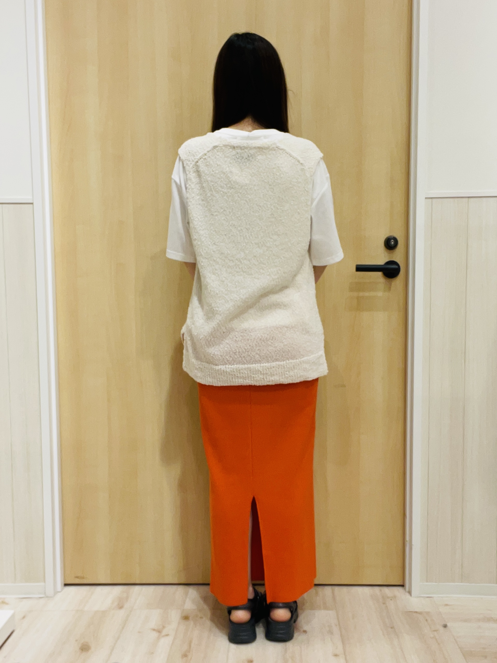 minamiさんの「SHOO･LA･RUE｜【2点セット/S-LL】ニットベスト＆ロゴTシャツSET」を使ったコーディネート