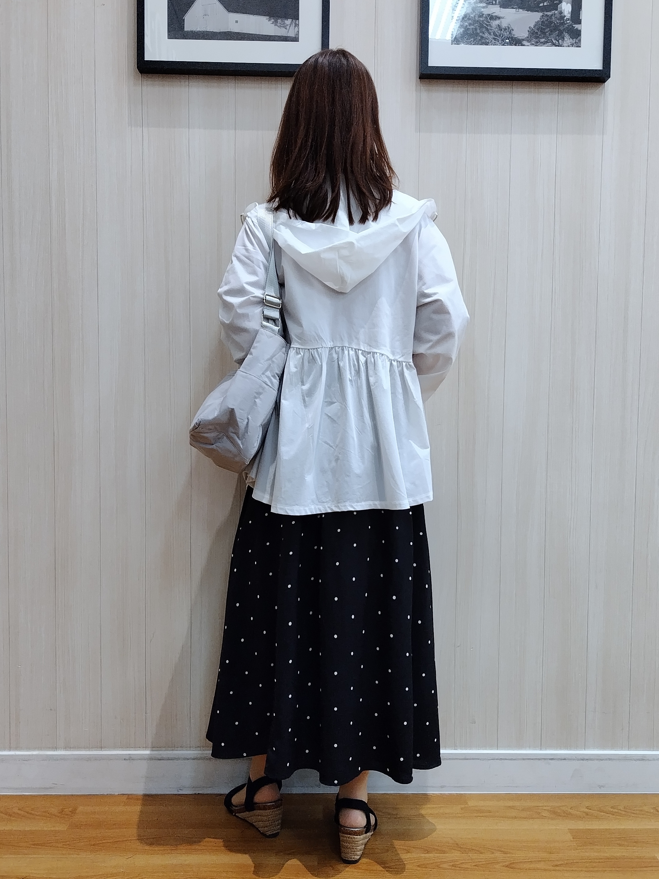 yseさんの「SHOO･LA･RUE｜【ひんやり/S-LL/体型カバー】ペプラムフリルとゴールドパーツが女性らしい UVパーカ」を使ったコーディネート