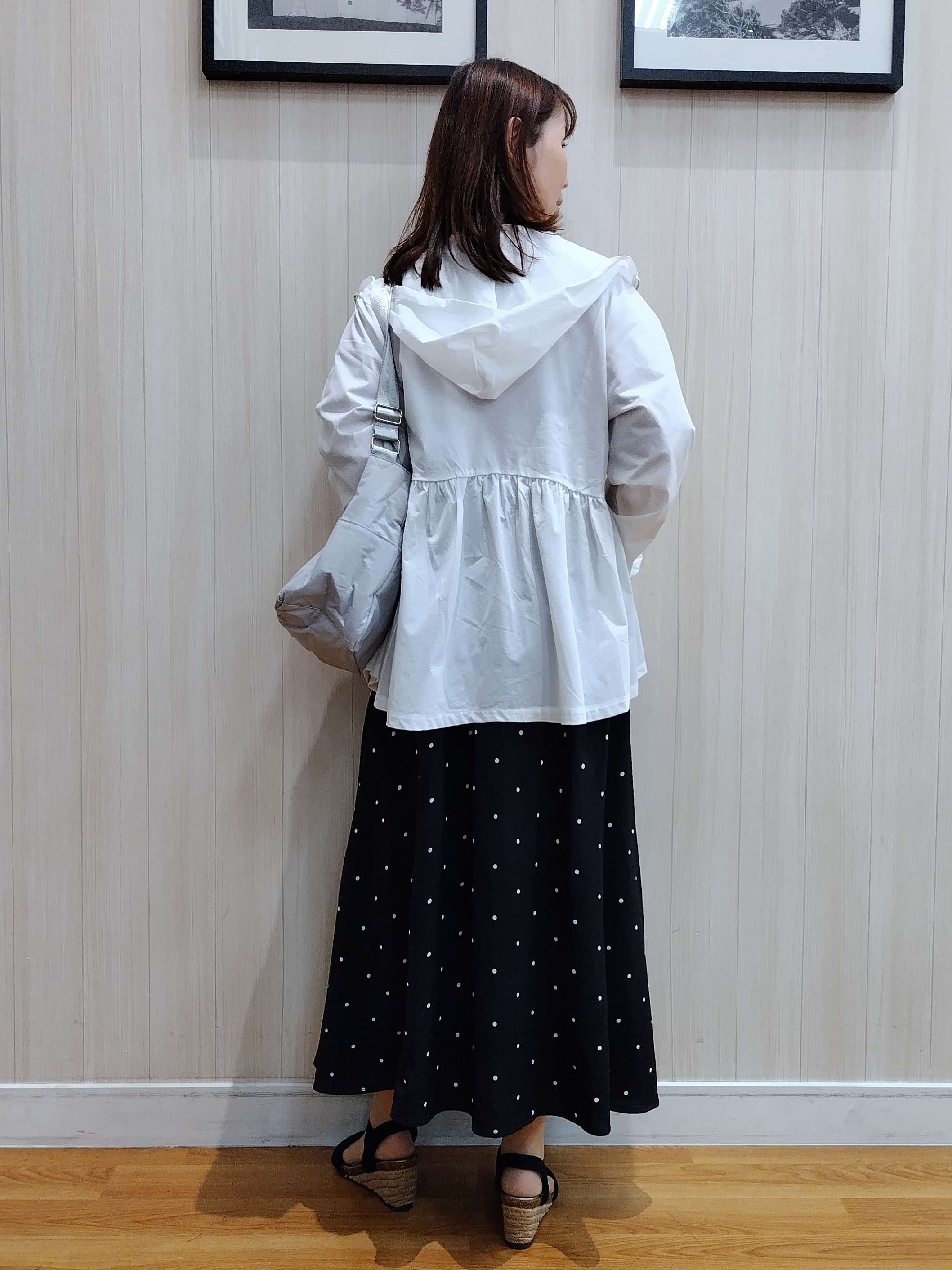 yseさんの「SHOO･LA･RUE｜【ひんやり/S-LL/体型カバー】ペプラムフリルとゴールドパーツが女性らしい UVパーカ」を使ったコーディネート