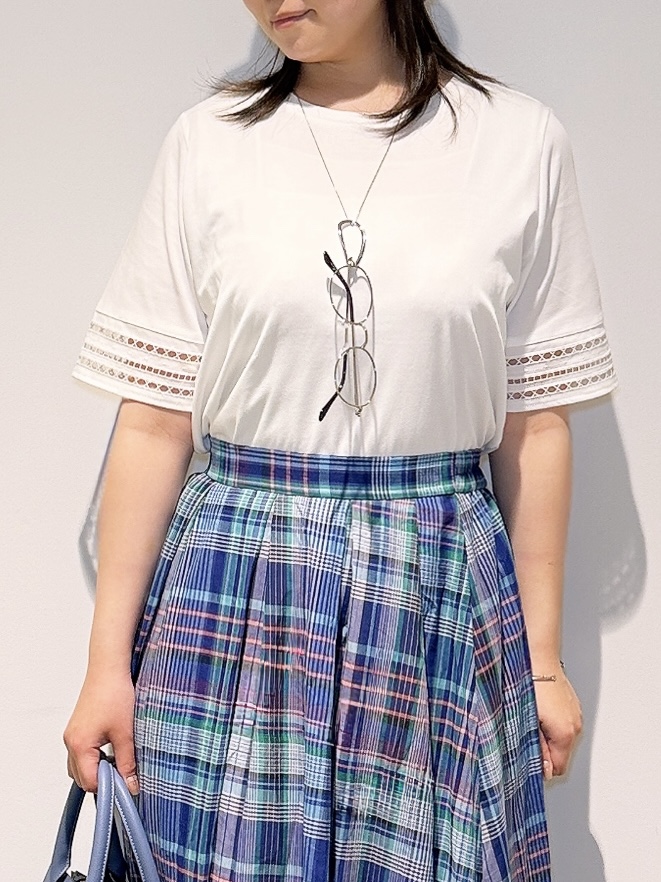 みーさんの「grove｜【二の腕カバー/UV・ひんやり】袖口透かし刺繍Tシャツ」を使ったコーディネート