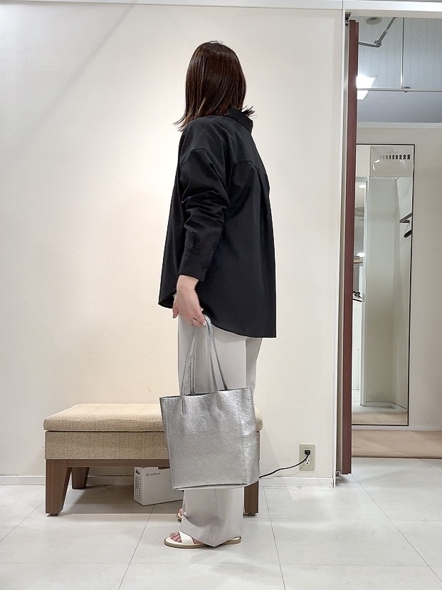 YUIさんの「UNTITLED｜【2WAY/マシンウォッシャブル】カシュクールデザインシャツ」を使ったコーディネート