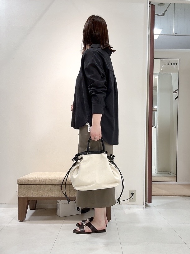 YUIさんの「UNTITLED｜【2WAY/マシンウォッシャブル】カシュクールデザインシャツ」を使ったコーディネート