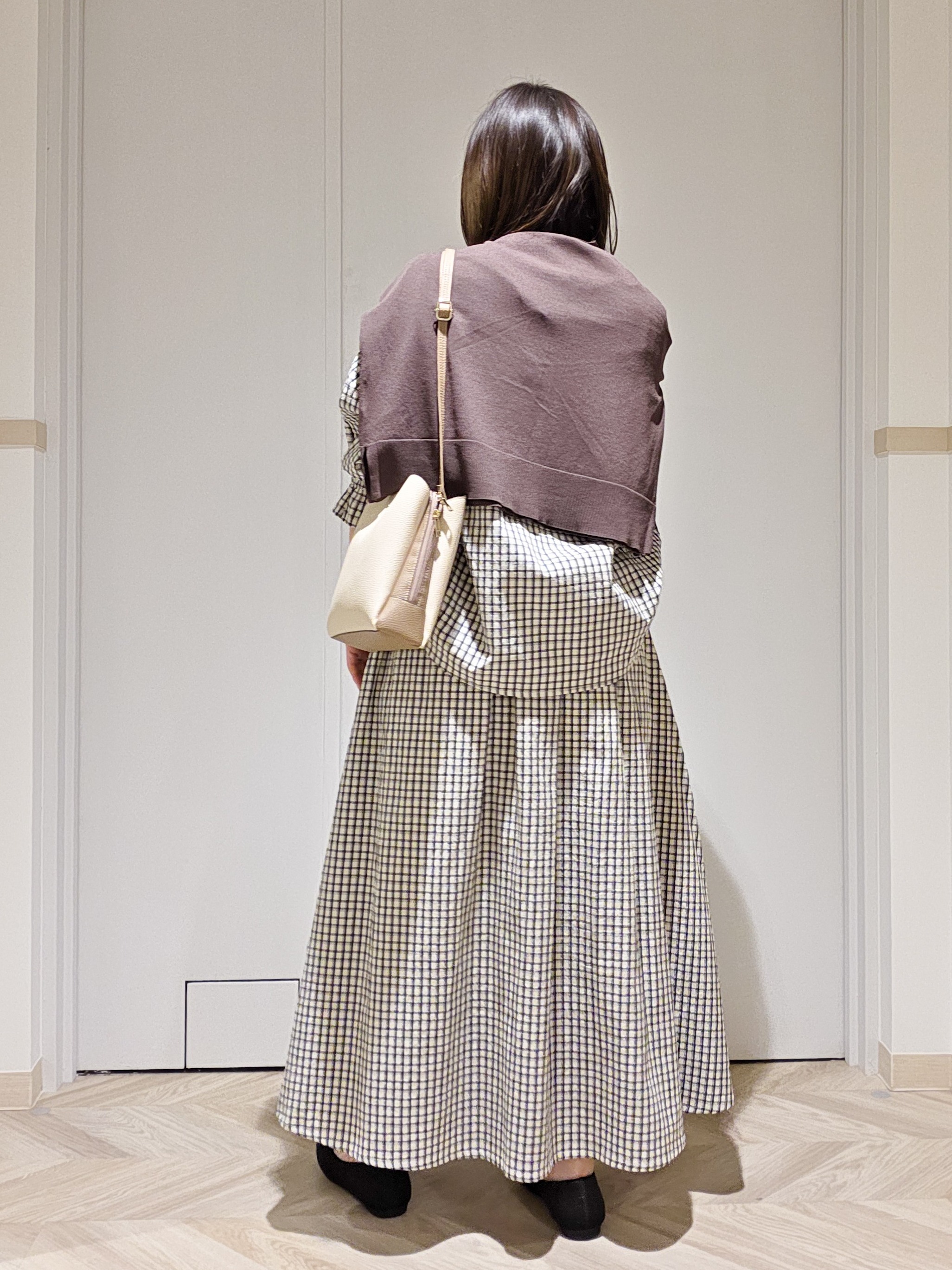 TSUCHIYAさんの「SHOO･LA･RUE｜【洗濯機可/ひんやり/UV】さらっとしたタッチが心地よい ショート丈 Vネックカーディガン」を使ったコーディネート