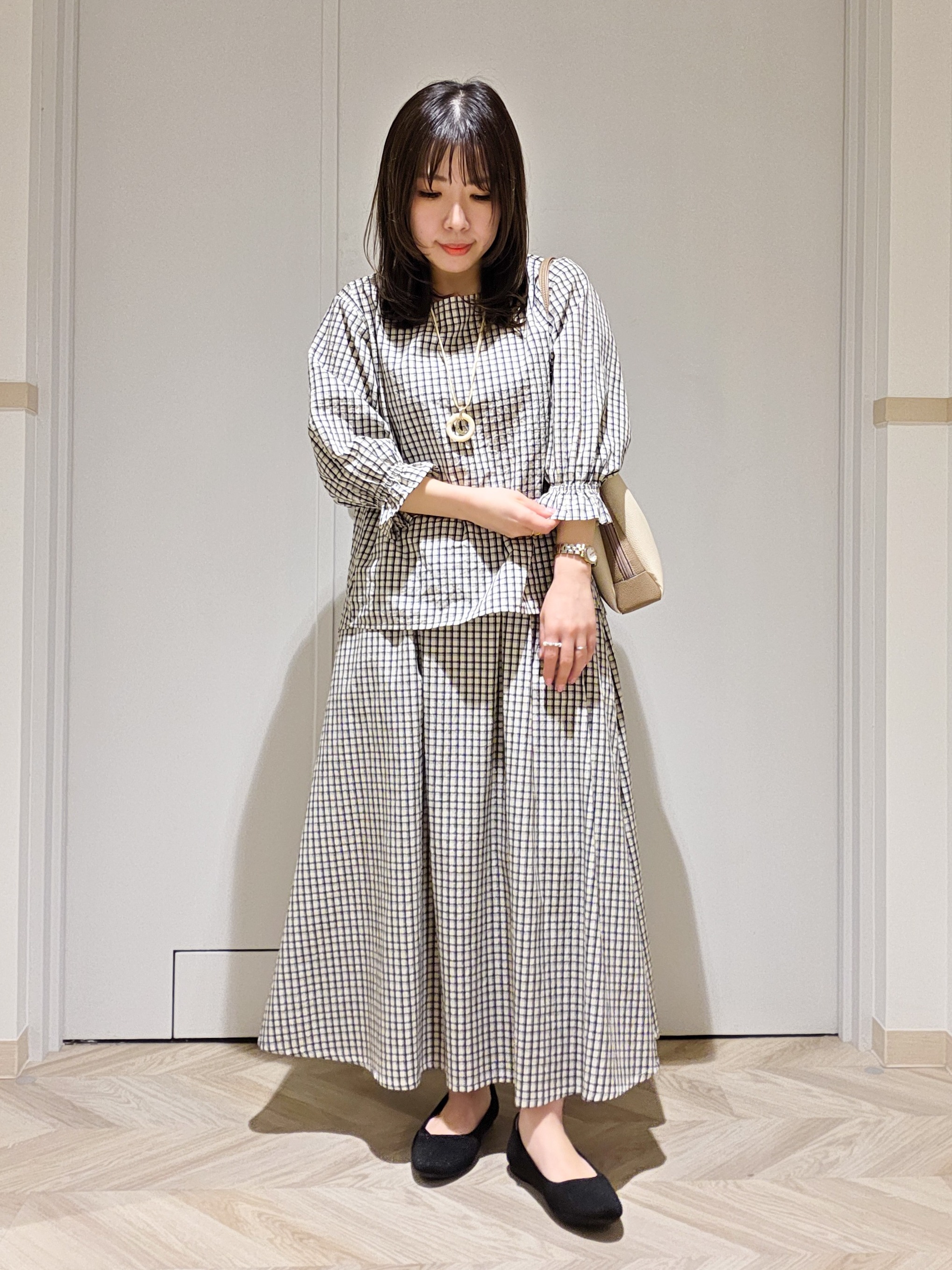TSUCHIYAさんの「SHOO･LA･RUE｜【洗濯機可/ひんやり/UV】さらっとしたタッチが心地よい ショート丈 Vネックカーディガン」を使ったコーディネート