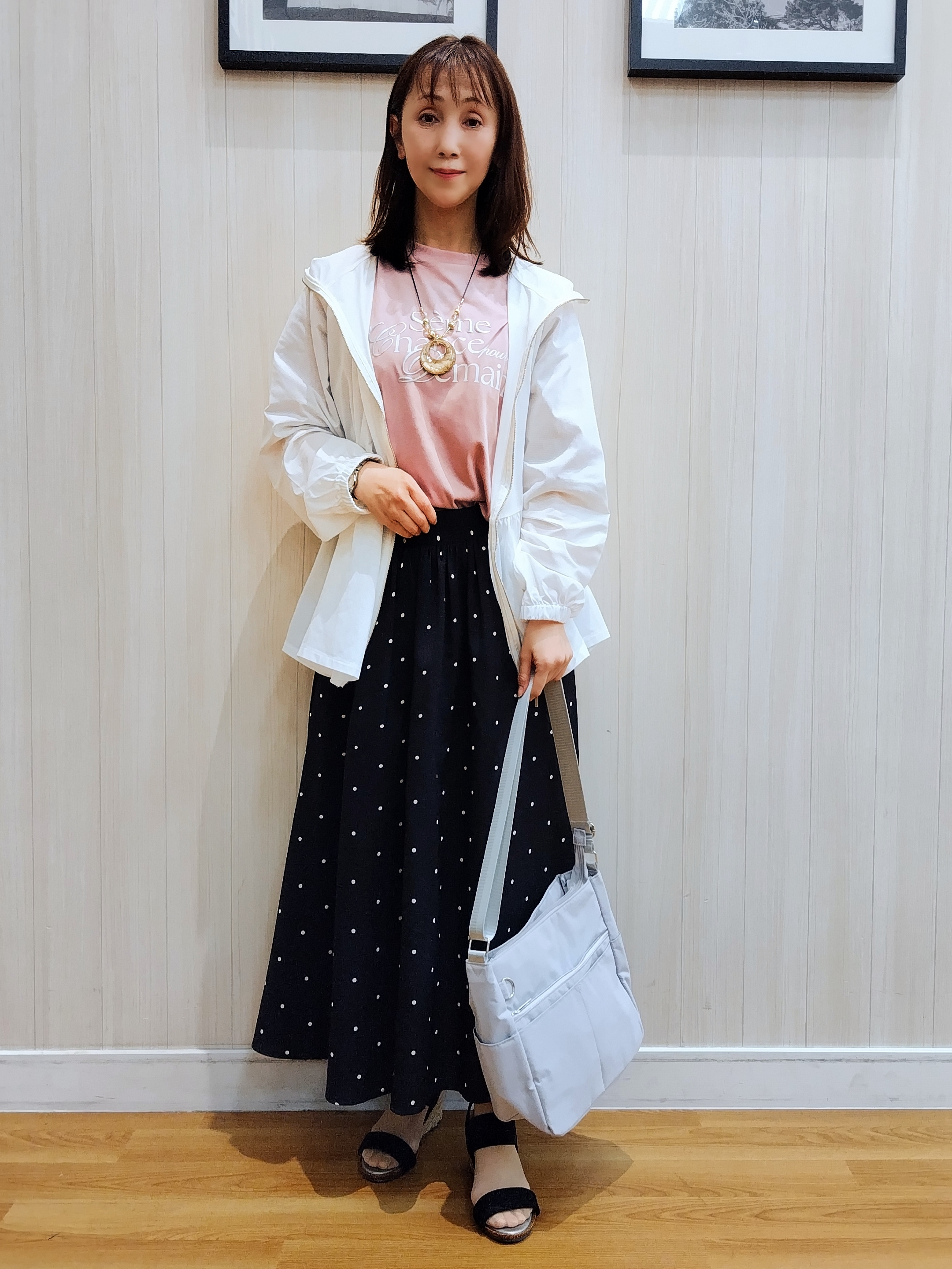 yseさんの「SHOO･LA･RUE｜【ひんやり/S-LL/体型カバー】ペプラムフリルとゴールドパーツが女性らしい UVパーカ」を使ったコーディネート