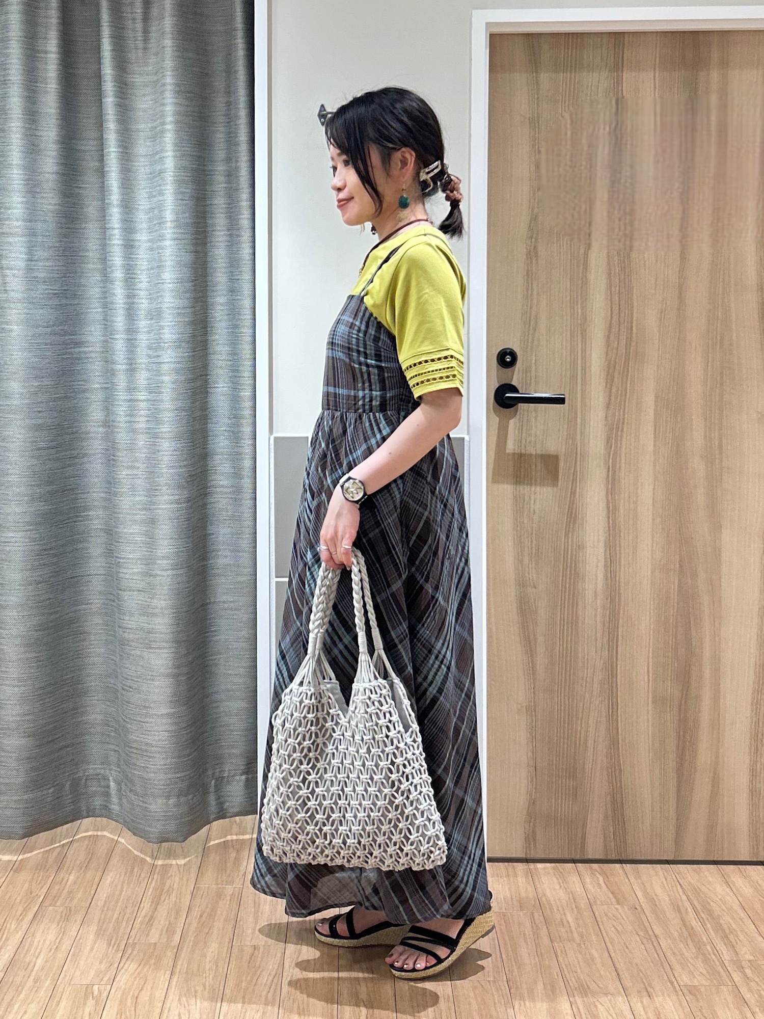 よっしーさんの「grove｜【二の腕カバー/UV・ひんやり】袖口透かし刺繍Tシャツ」を使ったコーディネート