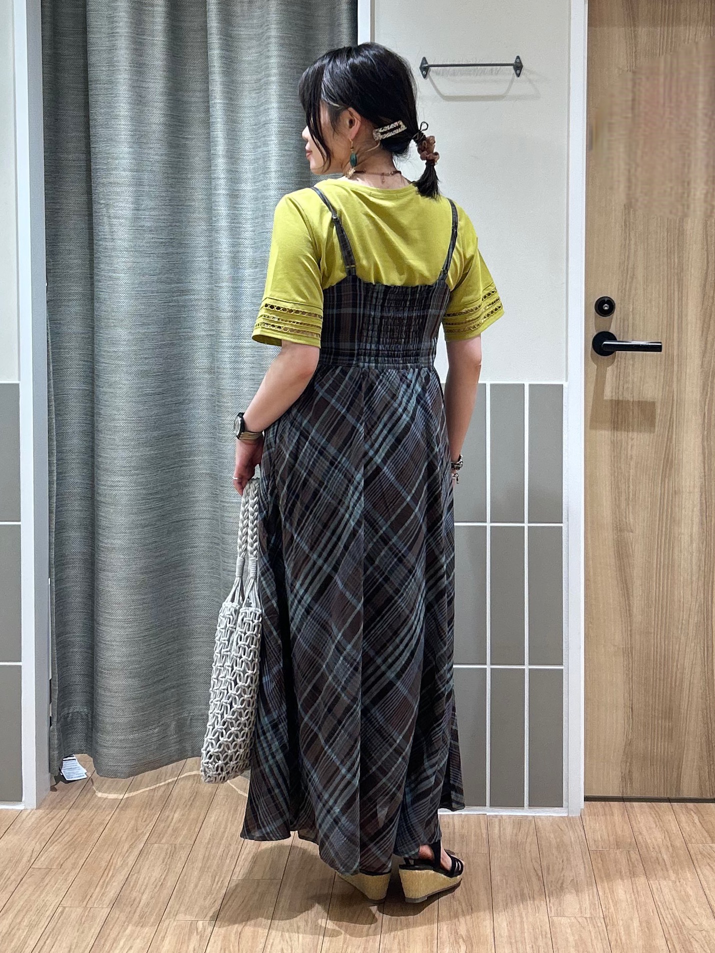 よっしーさんの「grove｜【二の腕カバー/UV・ひんやり】袖口透かし刺繍Tシャツ」を使ったコーディネート