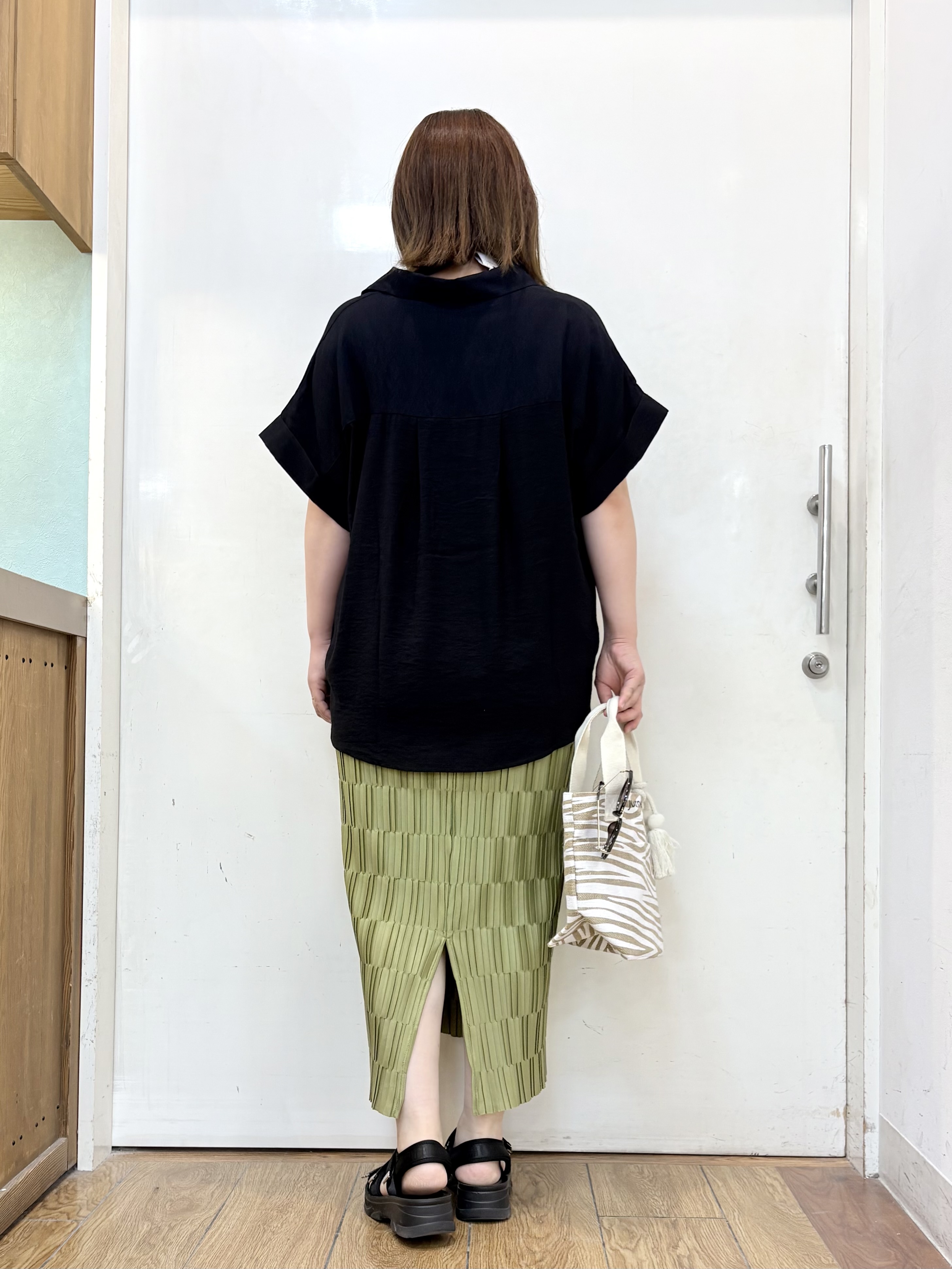だいわさんの「SHOO･LA･RUE｜【ひんやり/S-LL/洗濯機可】インせず着られる 裾タック スキッパーシャツ」を使ったコーディネート