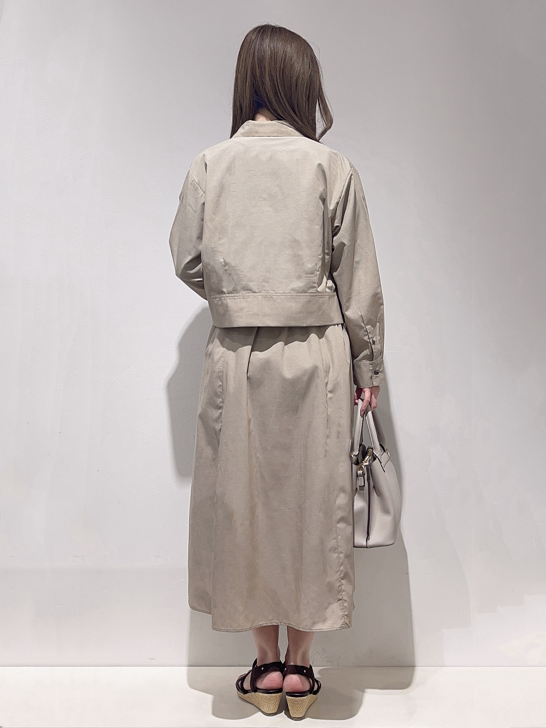 HITOMIさんの「grove｜【貴島明日香さん着用／イージーケア／接触冷感】麻混クロップドシャツ」を使ったコーディネート