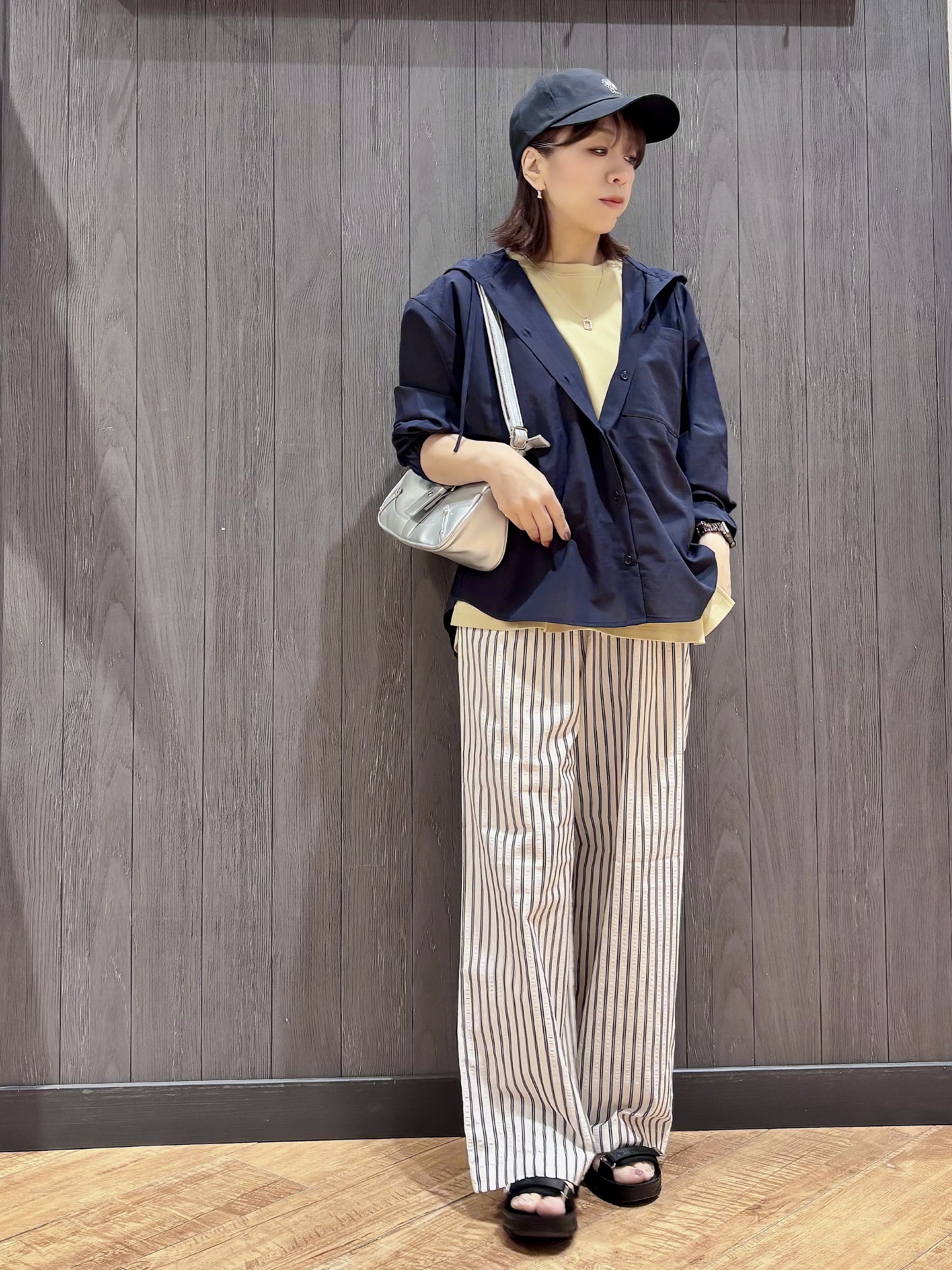 meiさんの「SHOO･LA･RUE｜【さらり快適/洗濯機可/S-LL】UVカット機能付き ライトな着心地 ひんやりシャツパーカ」を使ったコーディネート