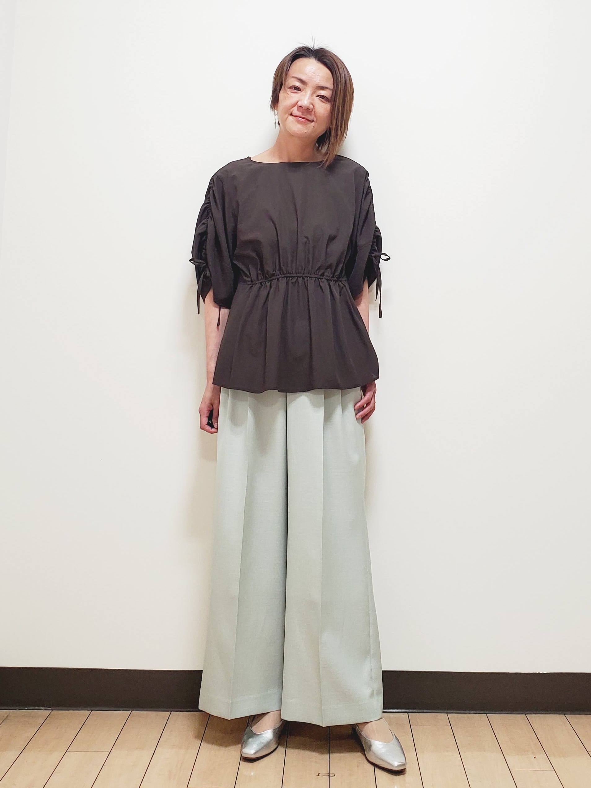 yuuさんの「Reflect｜【通気性あり／涼しい／マシンウォッシャブル】ウエストギャザーブラウス」を使ったコーディネート