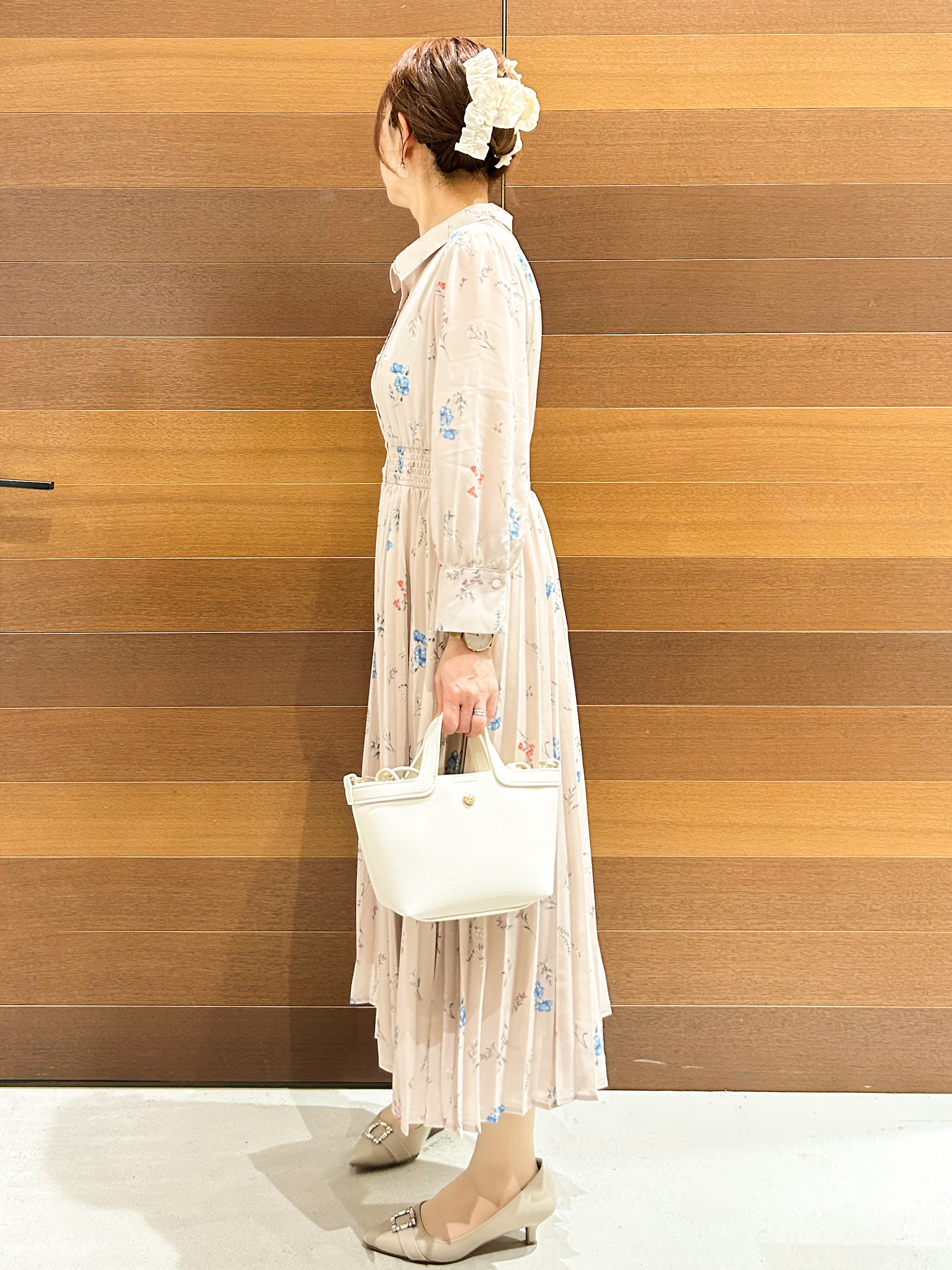 yumiさんの「OPAQUE.CLIP｜衿付き花柄プリーツフレアワンピース【洗濯機OK／イージーアイロン】」を使ったコーディネート