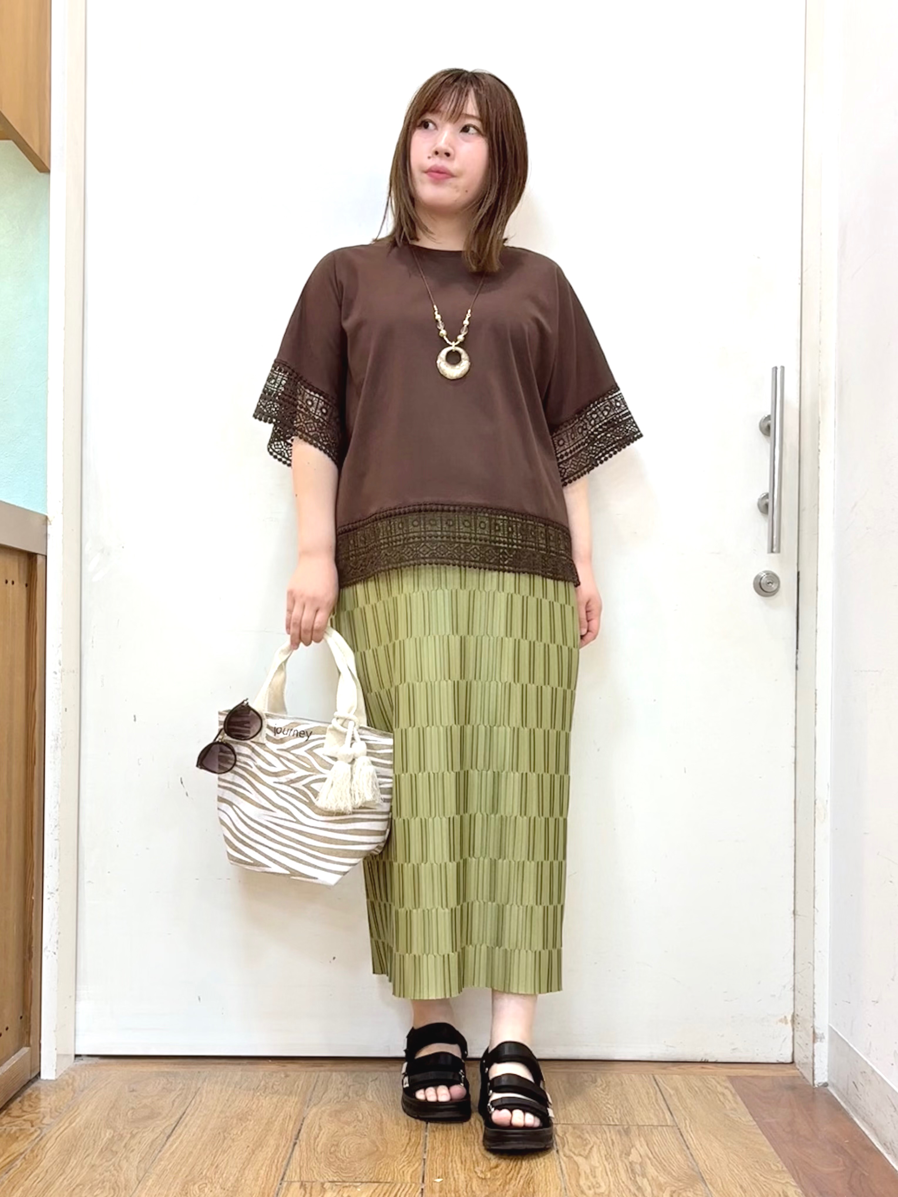 だいわさんの「SHOO･LA･RUE｜【洗濯機可/ひんやり/体型カバー/S-LL】レース使いがポイント デザインTシャツ」を使ったコーディネート