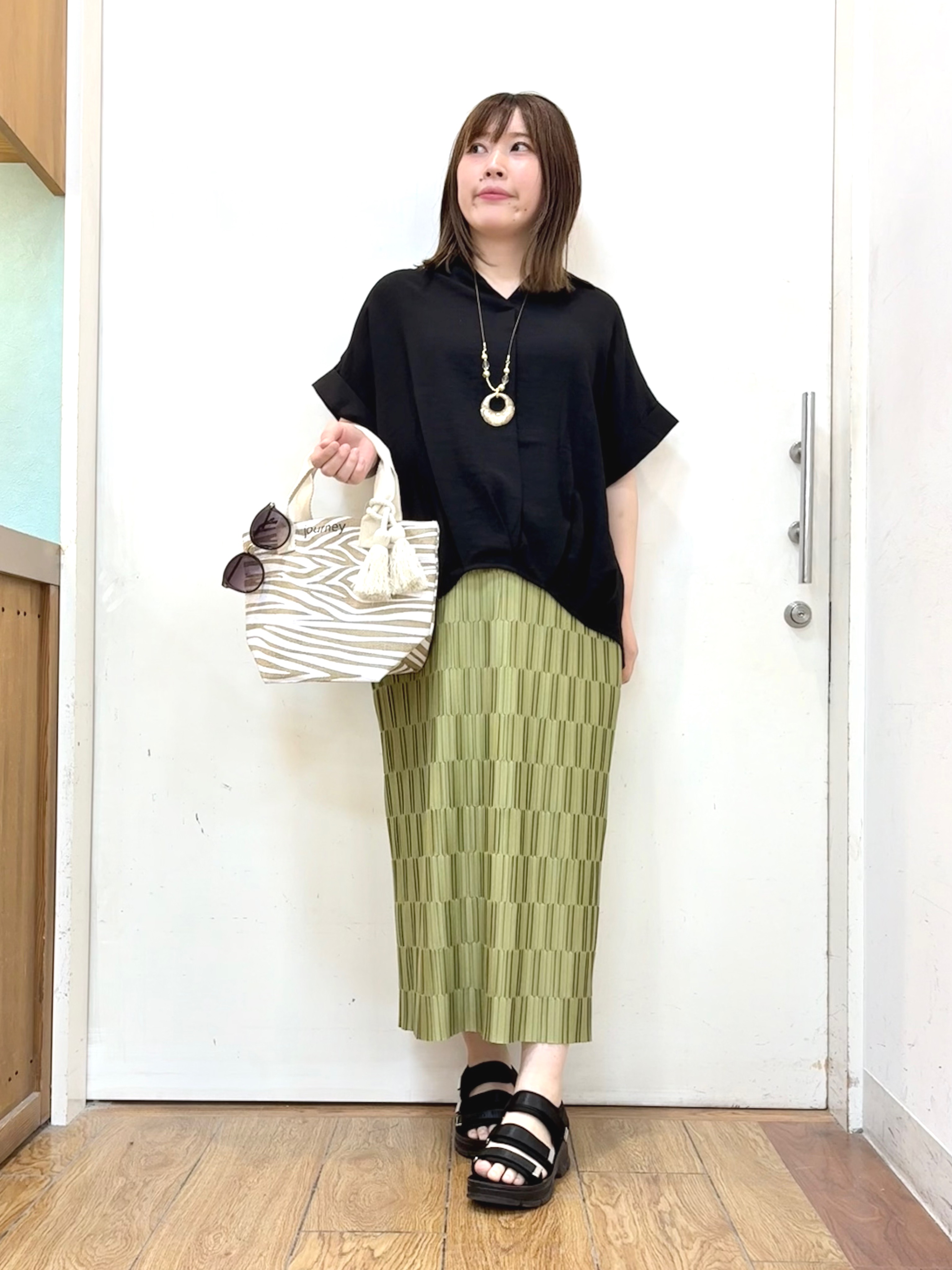 だいわさんの「SHOO･LA･RUE｜【ひんやり/S-LL/洗濯機可】インせず着られる 裾タック スキッパーシャツ」を使ったコーディネート