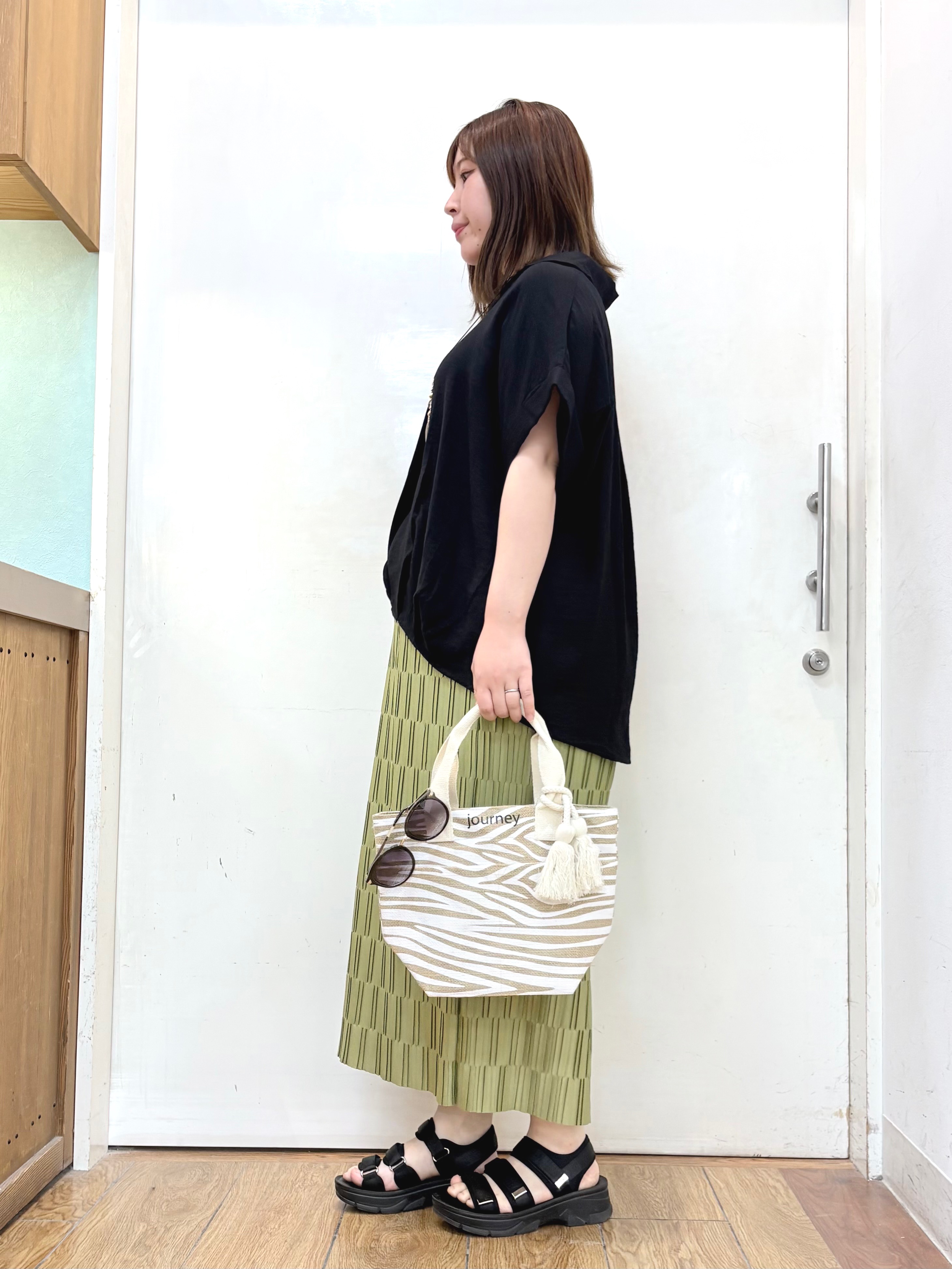 だいわさんの「SHOO･LA･RUE｜【ひんやり/S-LL/洗濯機可】インせず着られる 裾タック スキッパーシャツ」を使ったコーディネート