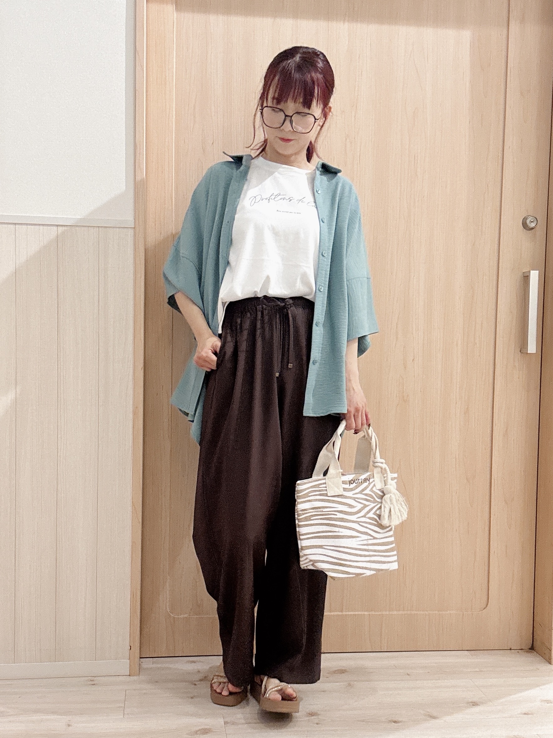 モカさんの「SHOO･LA･RUE｜【高レビュー/洗濯後しわになりにくい/体型カバー】きちんとゆるっと 大人の抜け感 ポンチョ風カラーシ」を使ったコーディネート