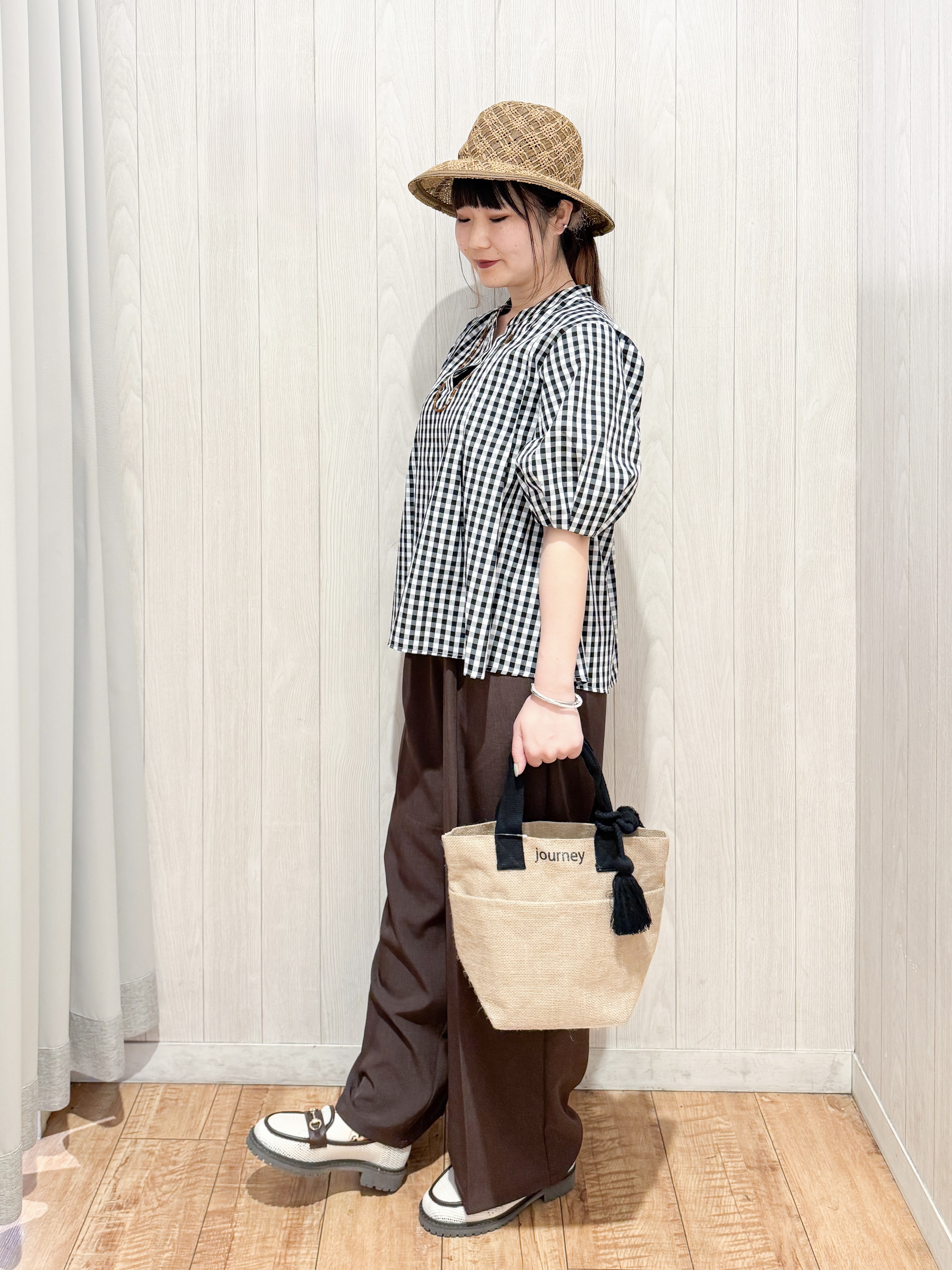 愛さんの「SHOO･LA･RUE｜【高レビュー/洗濯後しわになりにくい/インせず着られる】自然に体型カバー 麻調ペプラムブラウス」を使ったコーディネート